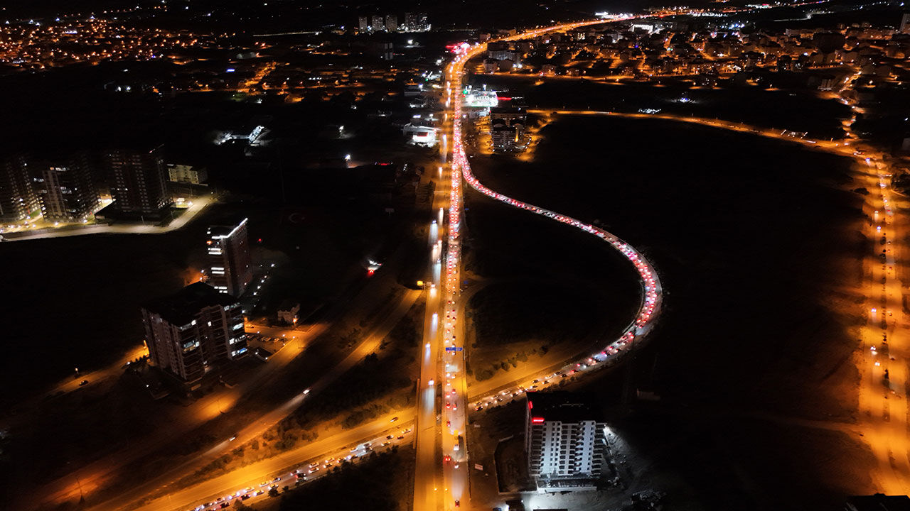 Bayram tatili dönüşü başladı! 43 ilin geçiş güzergahı 'kilit kavşak' havadan görüntülendi Bayram tatili dönüşü başladı! 43 ilin geçiş güzergahı 'kilit kavşak' havadan görüntülendi - 2. Resim