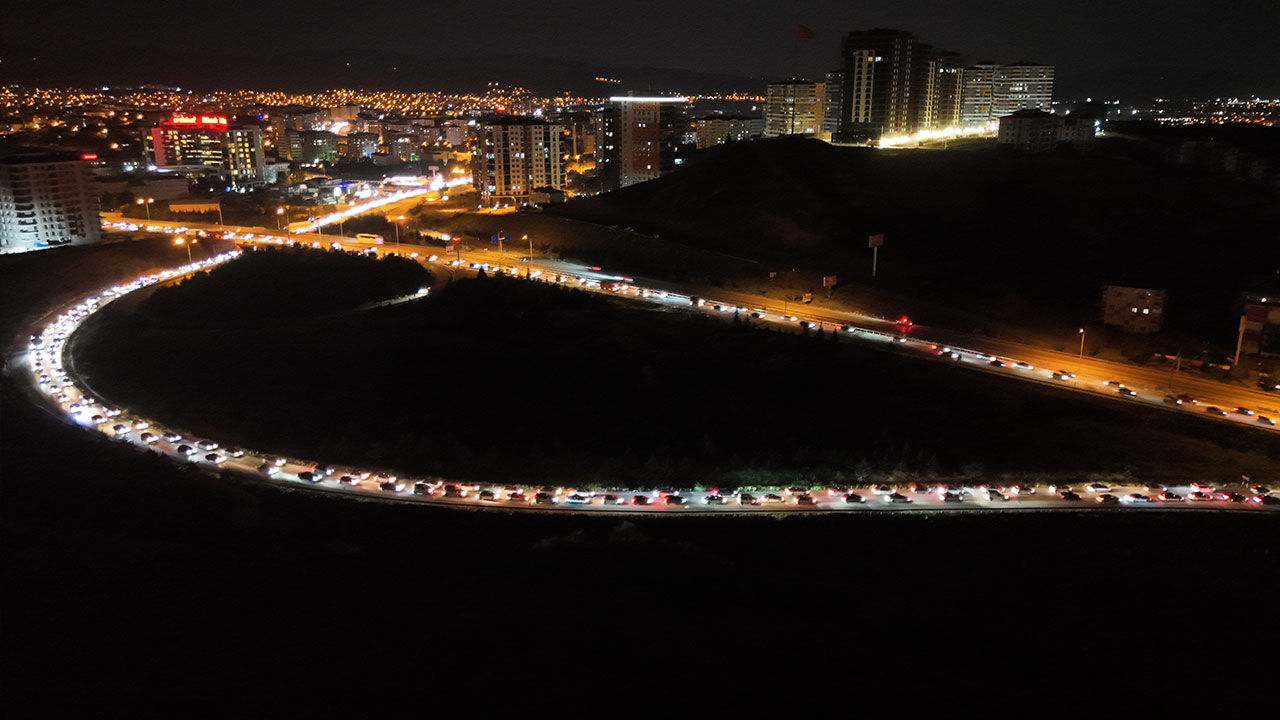 Bayram tatili dönüşü başladı! 43 ilin geçiş güzergahı 'kilit kavşak' havadan görüntülendi Bayram tatili dönüşü başladı! 43 ilin geçiş güzergahı 'kilit kavşak' havadan görüntülendi - 1. Resim