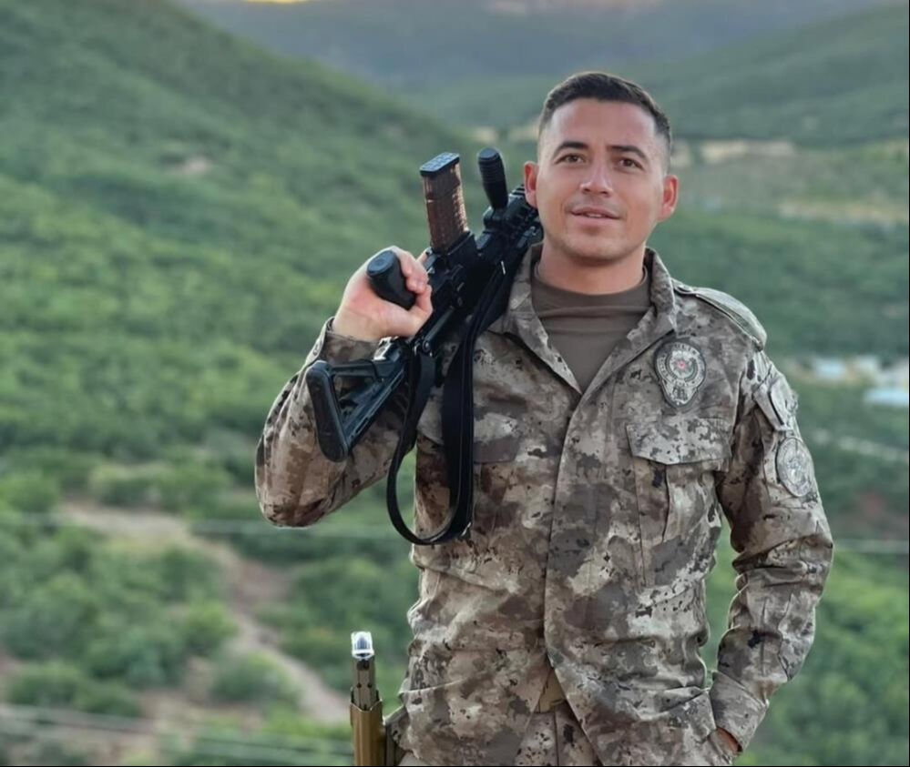 Bu acının tarifi yok! Şehit eşinin resmi ile poz verdi, düştüğü not yürekleri dağladı... Bu acının tarifi yok! Şehit eşinin resmi ile poz verdi, düştüğü not yürekleri dağladı... - 1. Resim