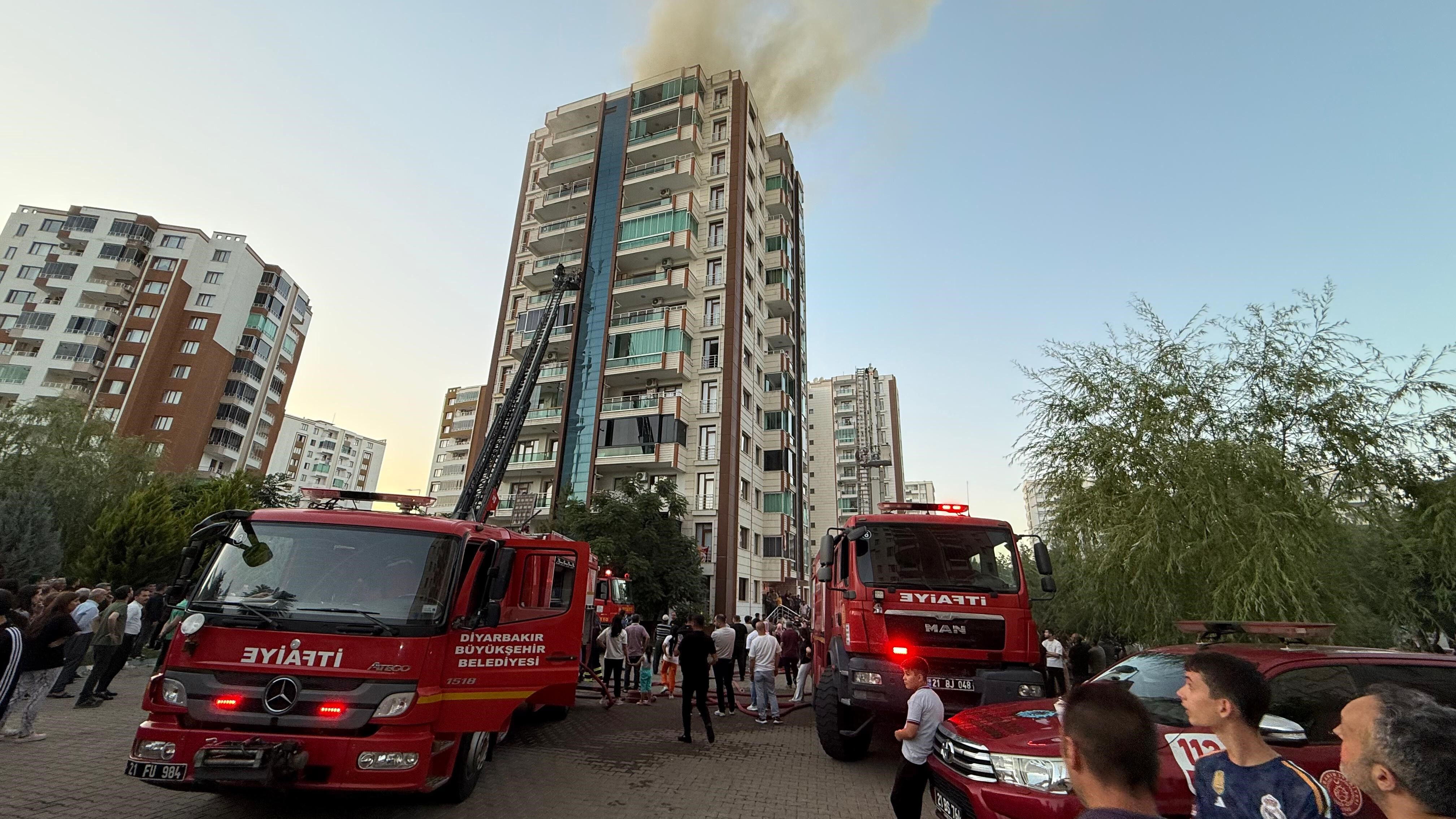 Diyarbakır'daki yangın faciasına ilişkin 2 tutuklama! Anne ve 3 çocuğu hayatını kaybetmişti Diyarbakır'daki yangın faciasına ilişkin 2 tutuklama! Anne ve 3 çocuğu hayatını kaybetmişti - 2. Resim