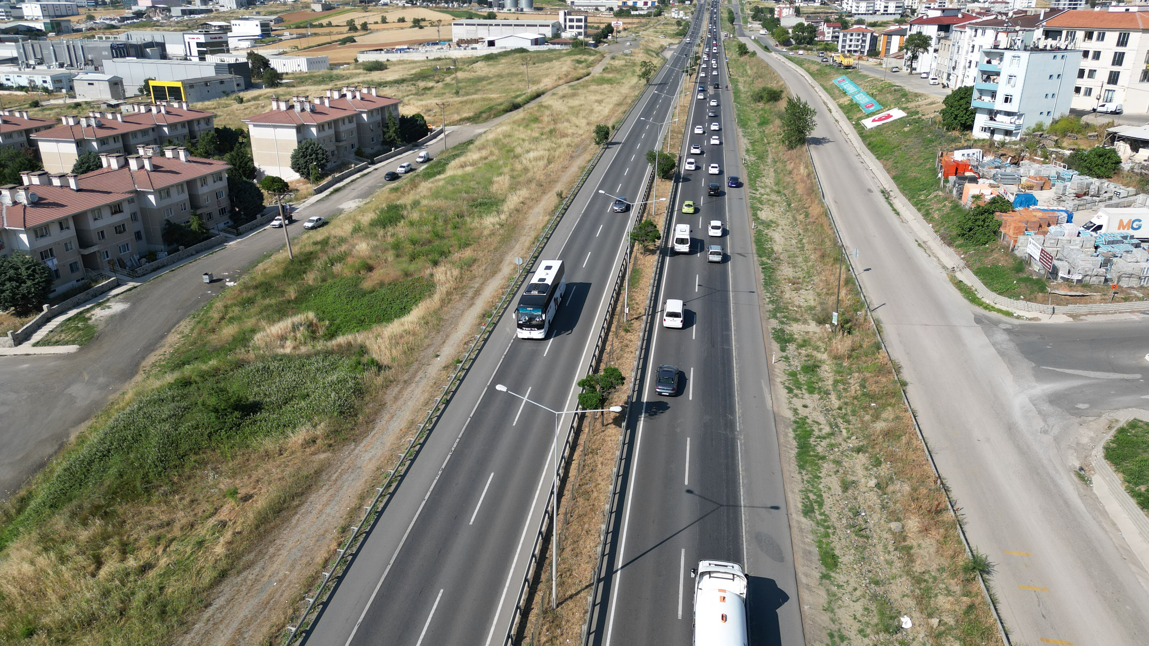 Dönüş yolculuğuna geçtiler: İstanbul'a geliyorlar! Yollarda yoğunluk başladı Dönüş yolcuğuna geçtiler: İstanbul'a geliyorlar! Yollarda yoğunluk başladı - 2. Resim