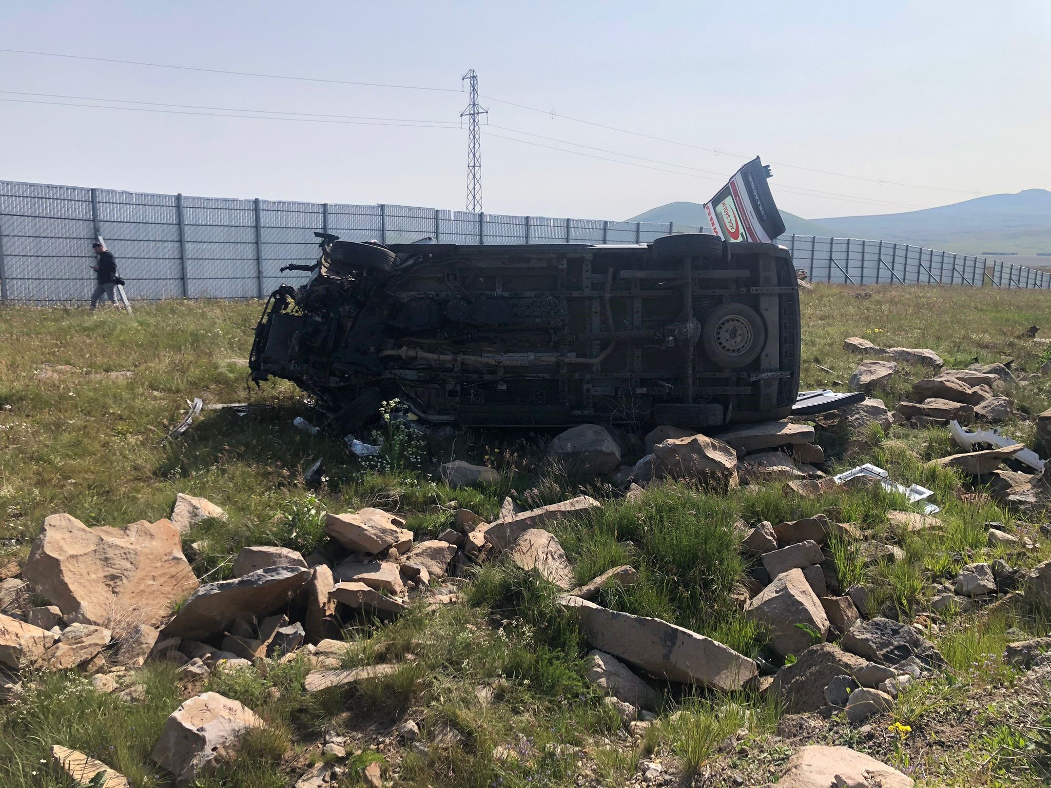 Hasta nakleden ambulans şarampole uçtu! 1'i doktor 4 kişi yaralandı Hasta nakleden ambulans şarampole uçtu! 1'i doktor 4 kişi yaralandı - 2. Resim