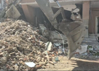 İstanbul'da deprem korkusunu körükleyen olay! Avcılar'da bir binanın duvarı yıkıldı İstanbul'da deprem korkusunu körükleyen olay! Avcılar'da bir binanın duvarı yıkıldı - 1. Resim