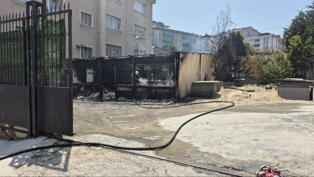 İstanbul'da öğrenci yurtunda yangın! İstanbul'da öğrenci yurtunda yangın! - 1. Resim
