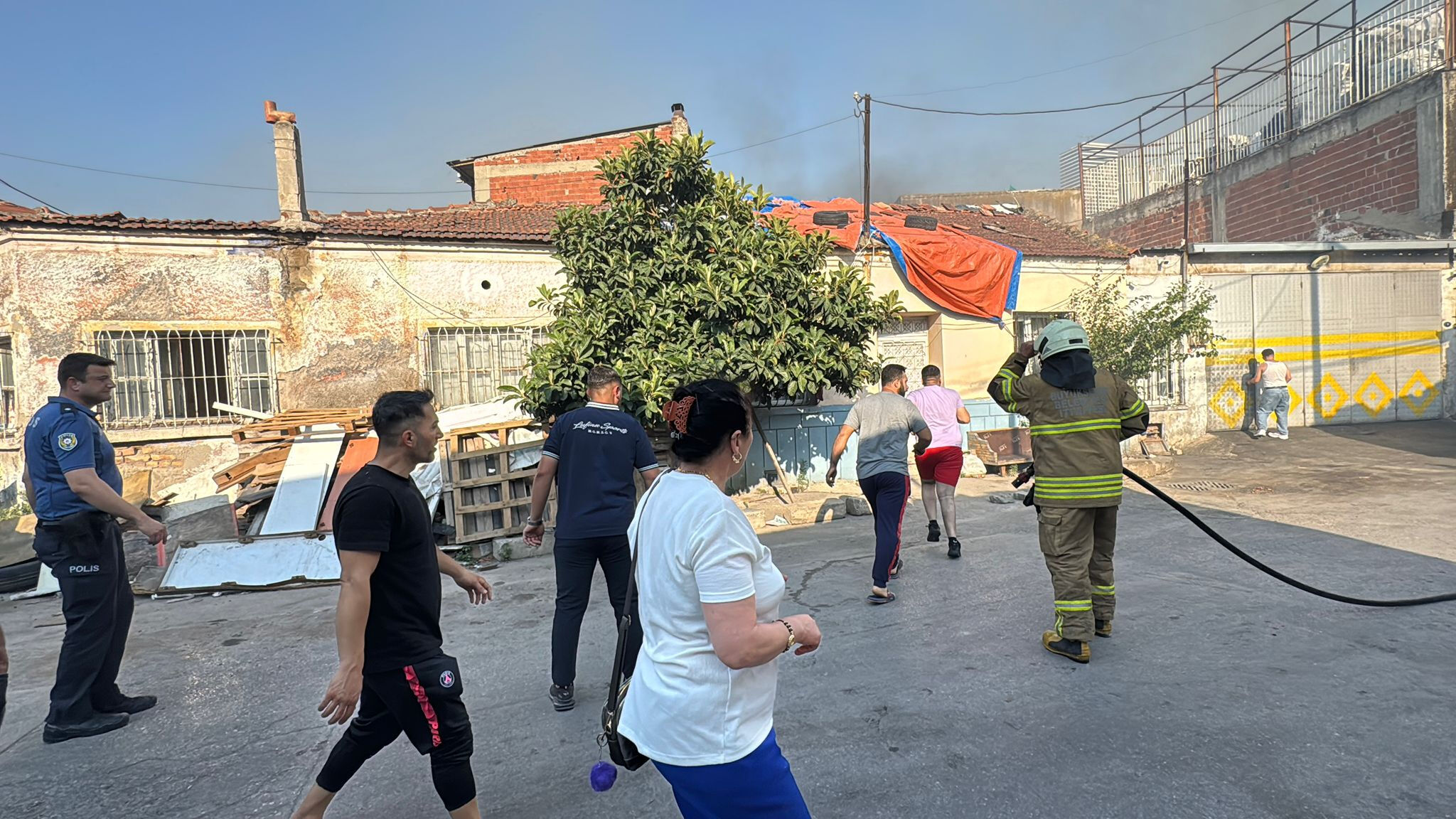 İzmir'in göbeğinde yangın alarmı! Alevler kısa sürede ev ve iş yerlerine sıçradı İzmir'in göbeğinde yangın alarmı! Alevler kısa sürede ev ve iş yerlerine sıçradı - 1. Resim