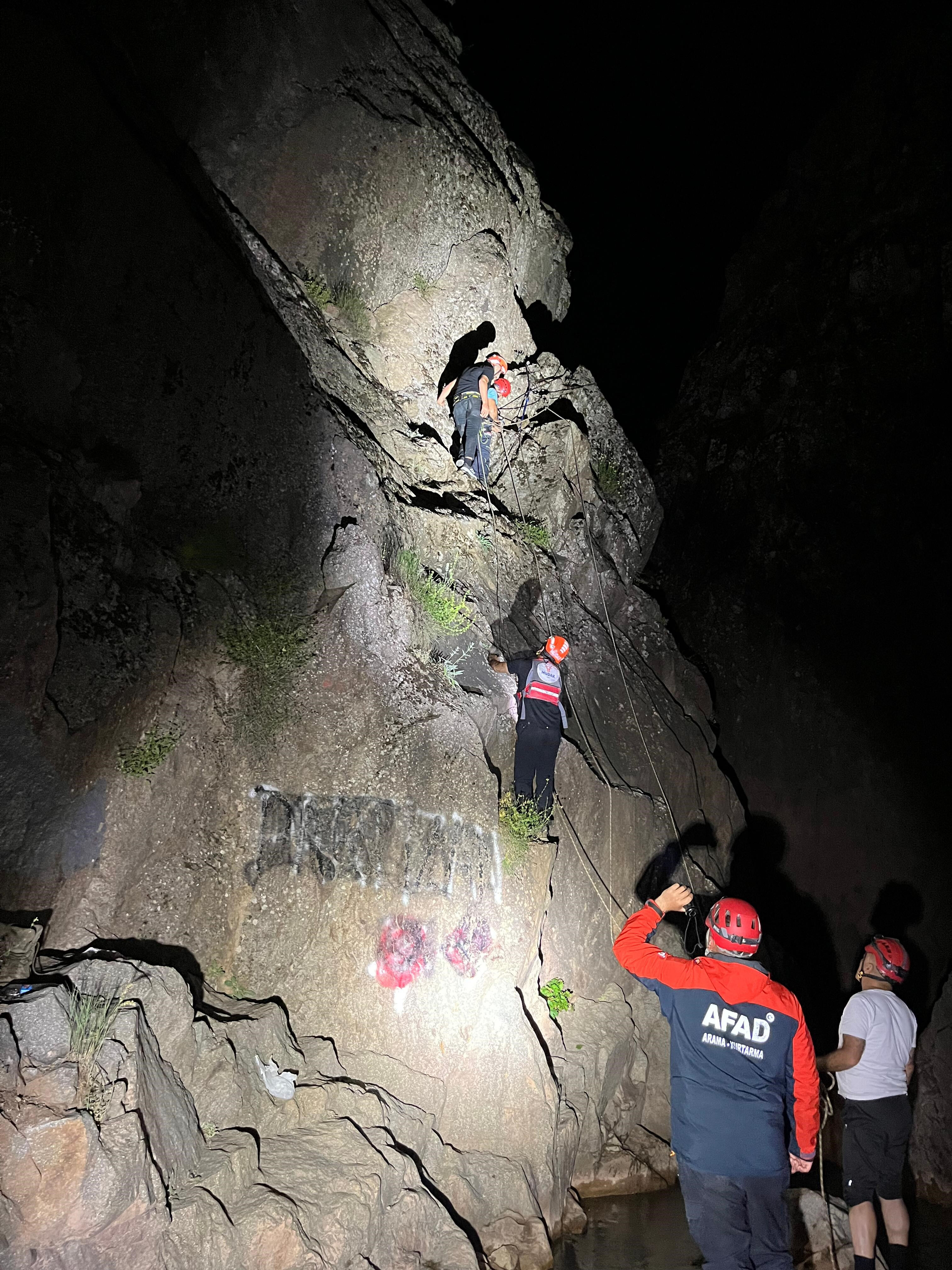 Kayalıklarda mahsur kaldı! Nefes kesen kurtarma operasyonu - 1. Resim