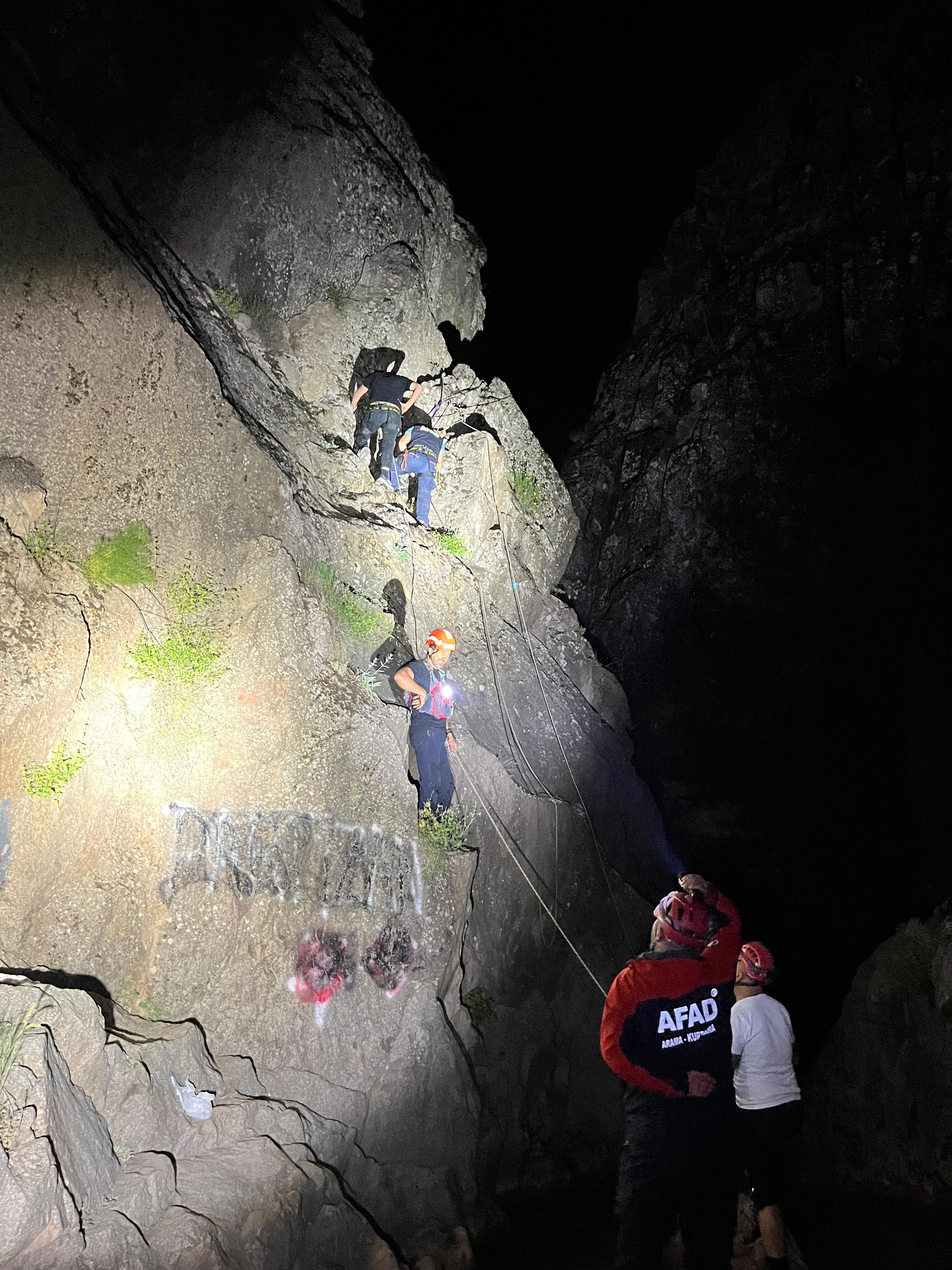 Kayalıklarda mahsur kaldı! Nefes kesen kurtarma operasyonu - 2. Resim