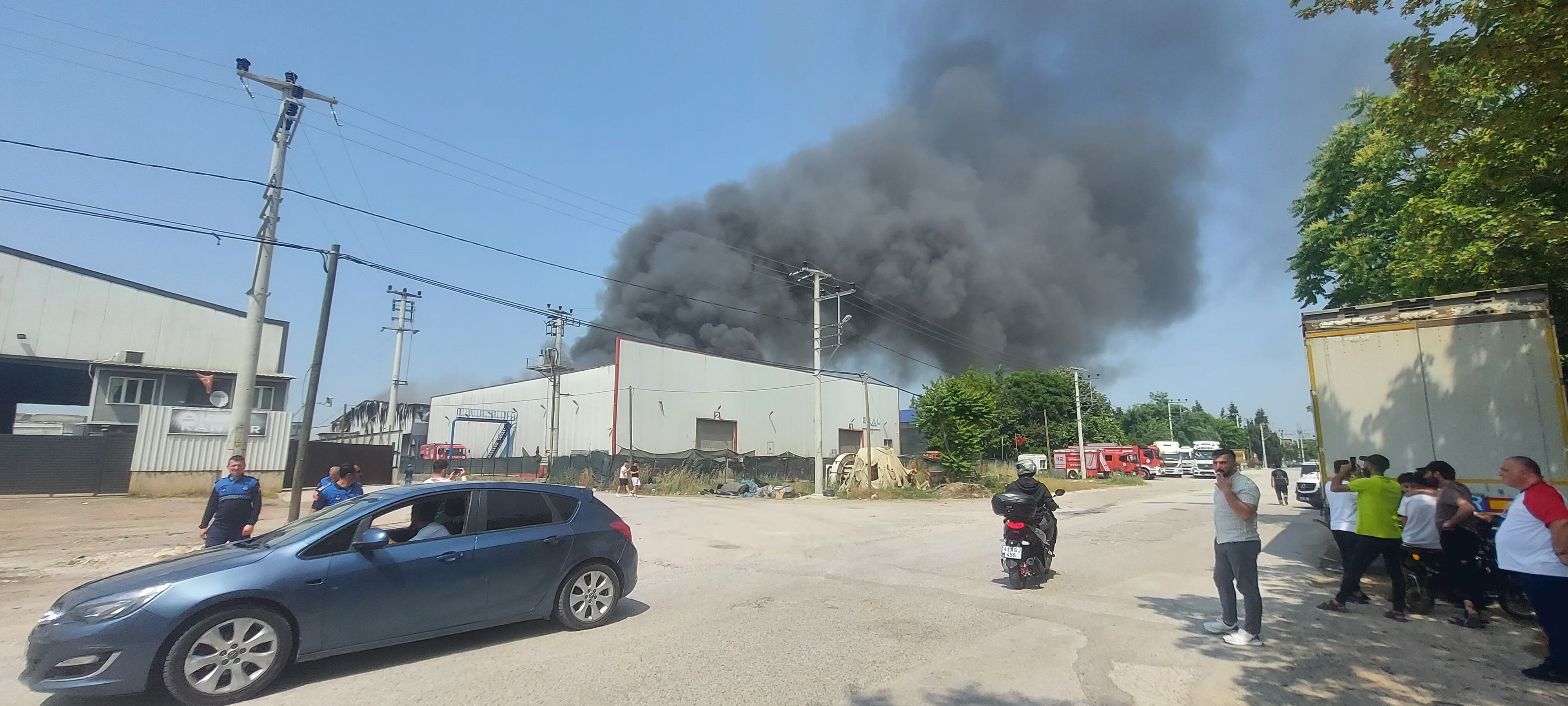 Kocaeli'de fabrika yangını! Alevler kontrol altında Kocaeli'de fabrika yangını! Ekipler olay yerinde - 1. Resim