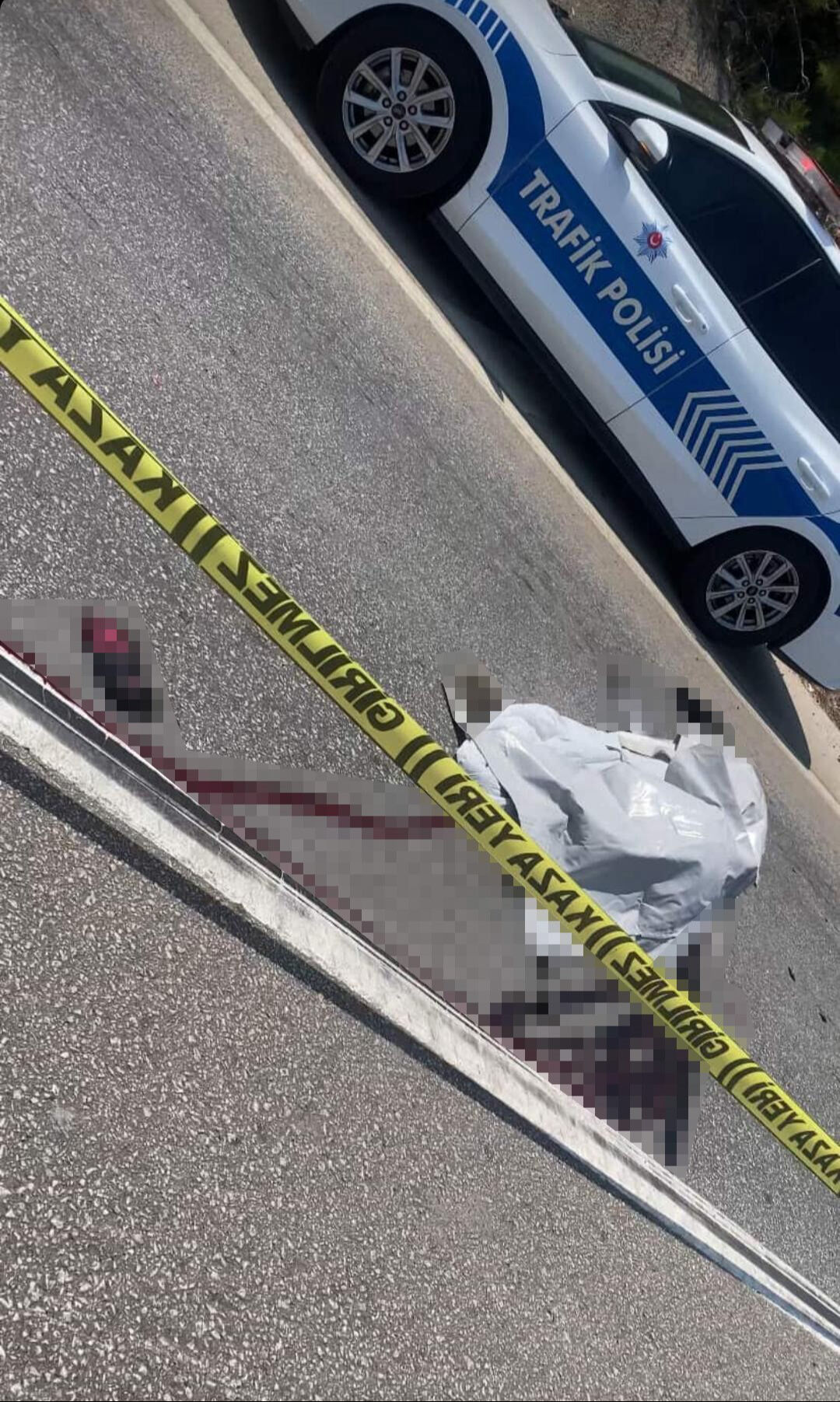 Otomobil ile 2 motosiklet çarpıştı! Çok sayıda ölü ve yaralı var: Bakan Yerlikaya görüntüleri paylaştı Otomobil ile 2 motosiklet çarpıştı! Çok sayıda ölü ve yaralı var - 1. Resim