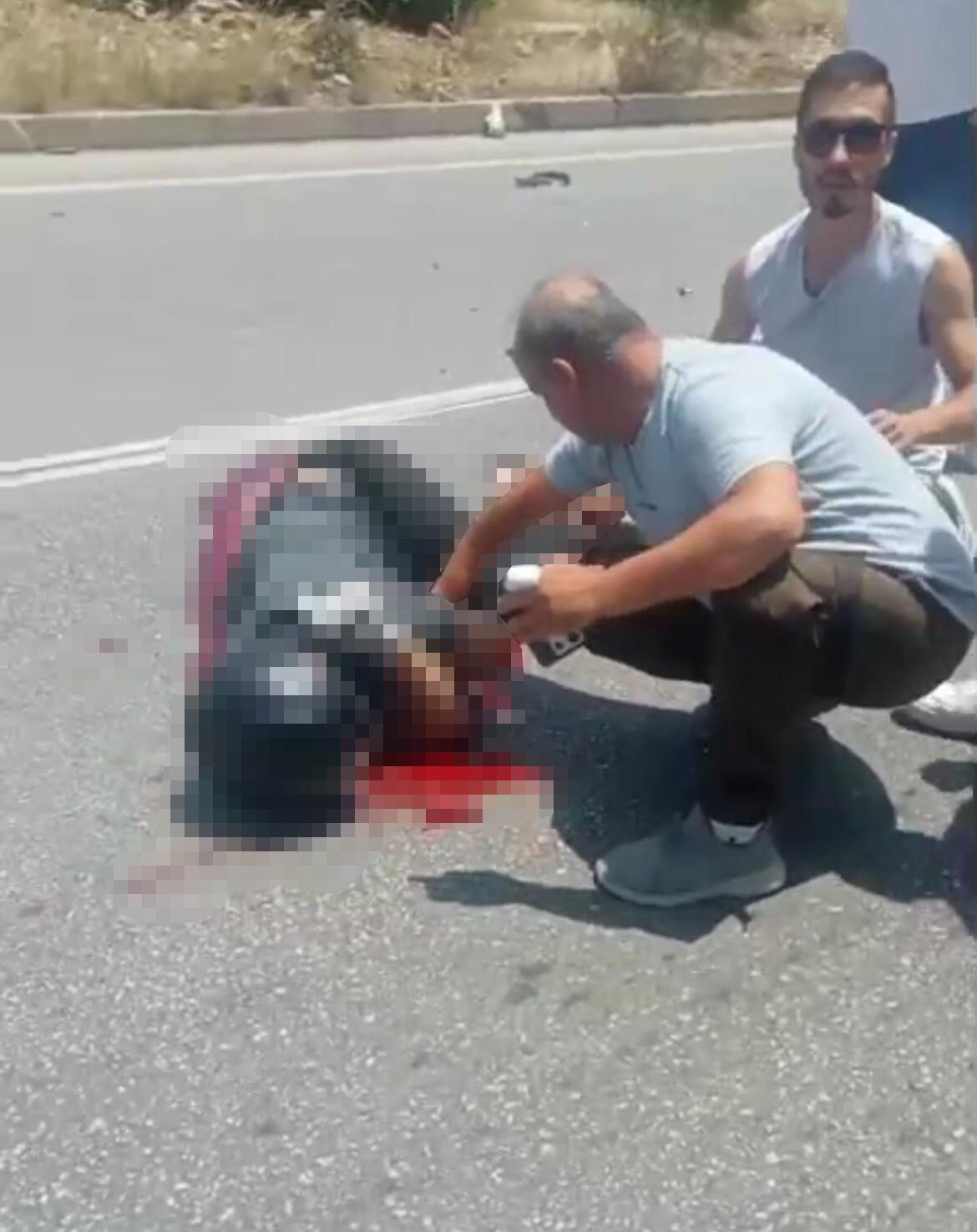 Otomobil ile 2 motosiklet çarpıştı! Çok sayıda ölü ve yaralı var: Bakan Yerlikaya görüntüleri paylaştı Otomobil ile 2 motosiklet çarpıştı! Çok sayıda ölü ve yaralı var - 2. Resim