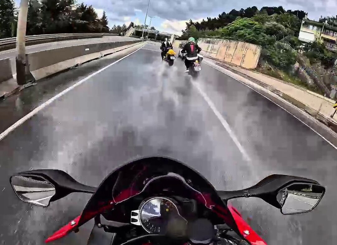 Taşan rögar 3 motosikletliyi yola savurdu! Korkunç kazanın yeni görüntüleri ortaya çıktı Taşan rögar 3 motosikletliyi yola savurdu! Korkunç kazanın yeni görüntüleri ortaya çıktı - 1. Resim