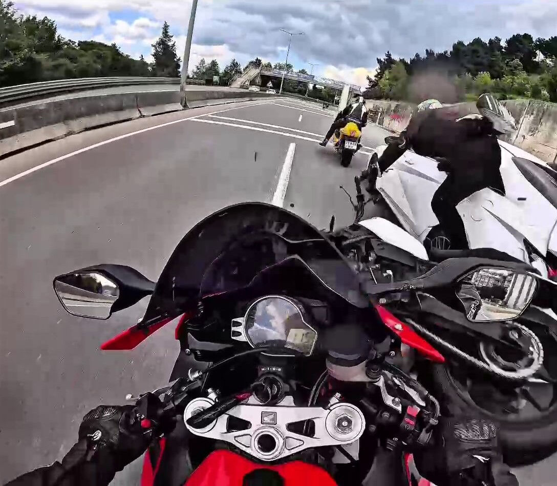 Taşan rögar 3 motosikletliyi yola savurdu! Korkunç kazanın yeni görüntüleri ortaya çıktı Taşan rögar 3 motosikletliyi yola savurdu! Korkunç kazanın yeni görüntüleri ortaya çıktı - 2. Resim