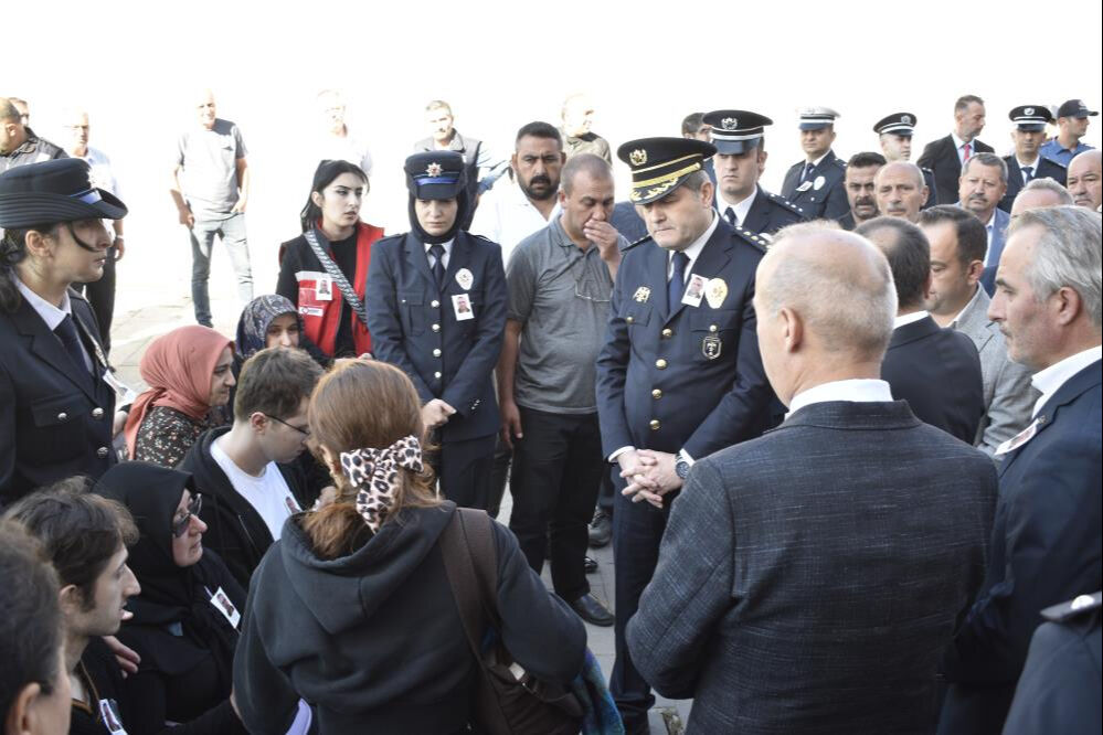 Acı haber bayram günü geldi! Polis memuru Mehmet Küçük son yolculuğuna uğurlandı Acı haberi bayram günü geldi! Polis memuru Mehmet Küçük son yolculuğuna uğurlandı - 3. Resim