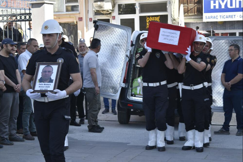 Acı haber bayram günü geldi! Polis memuru Mehmet Küçük son yolculuğuna uğurlandı Acı haberi bayram günü geldi! Polis memuru Mehmet Küçük son yolculuğuna uğurlandı - 1. Resim