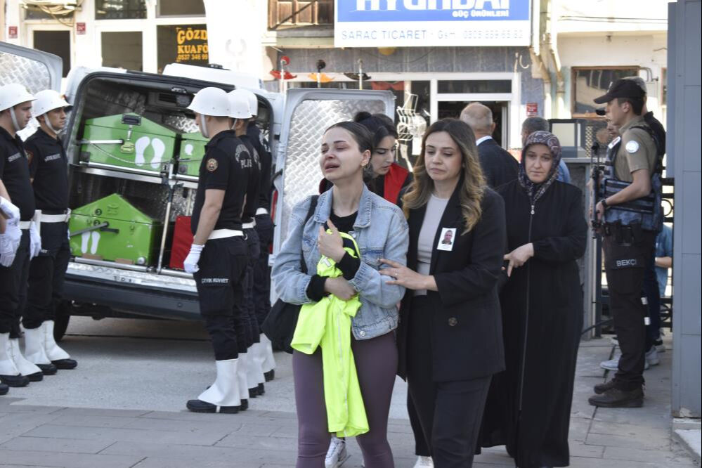 Acı haber bayram günü geldi! Polis memuru Mehmet Küçük son yolculuğuna uğurlandı Acı haberi bayram günü geldi! Polis memuru Mehmet Küçük son yolculuğuna uğurlandı - 2. Resim