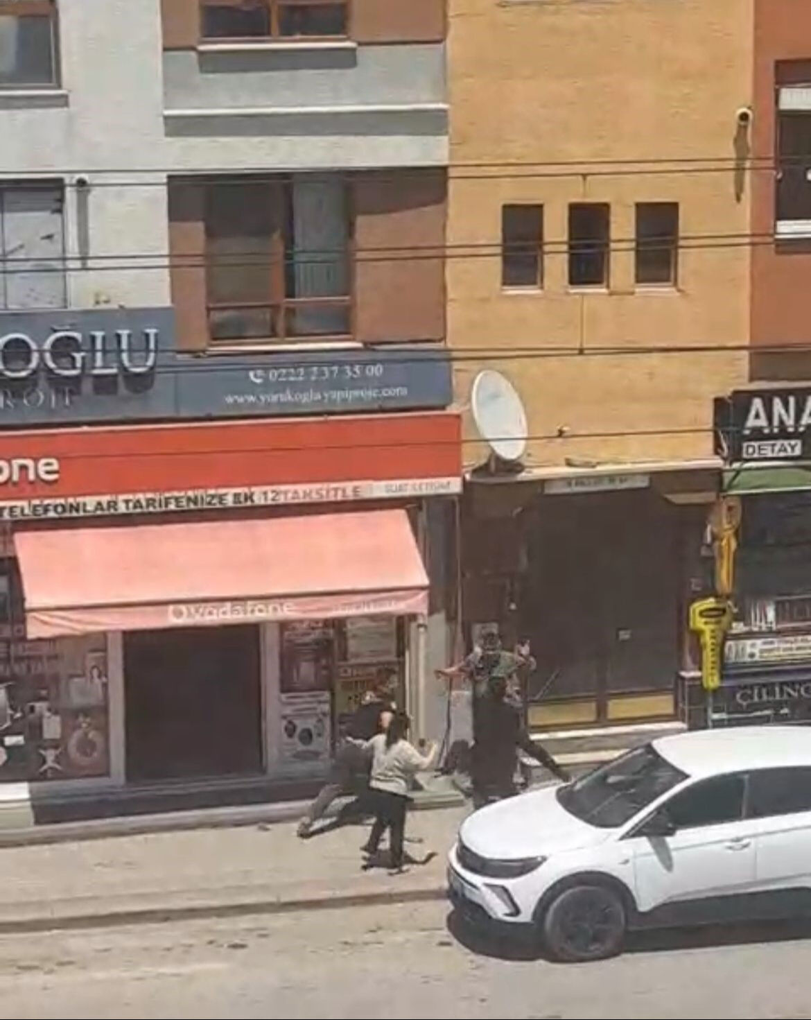 Aile içi kavgada dehşet senaryosu! Yaralılar var Aile içi kavgada dehşet senaryosu! Yaralılar var - 2. Resim