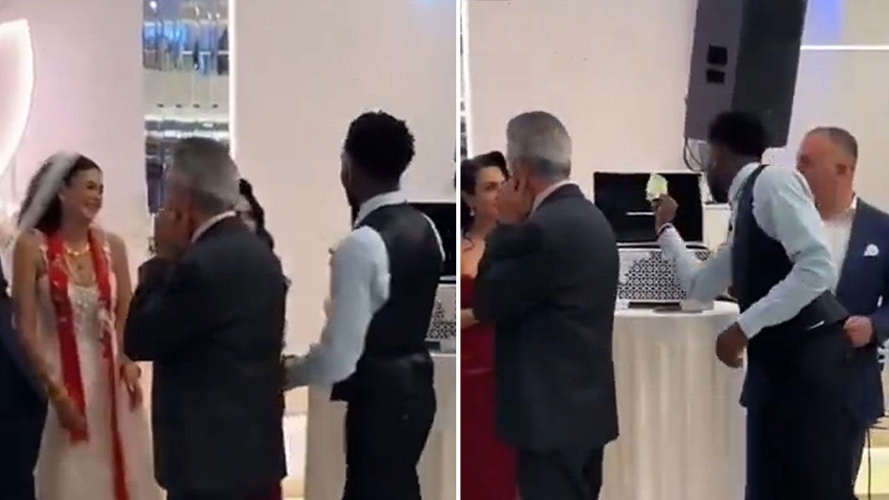 Alphonso Davies Türk düğününde! Takı sırasına girdi, adı böyle anons edildi Alphonso Davies Türk düğününde! Takı sırasına girdi, adı böyle anons edildi - 1. Resim