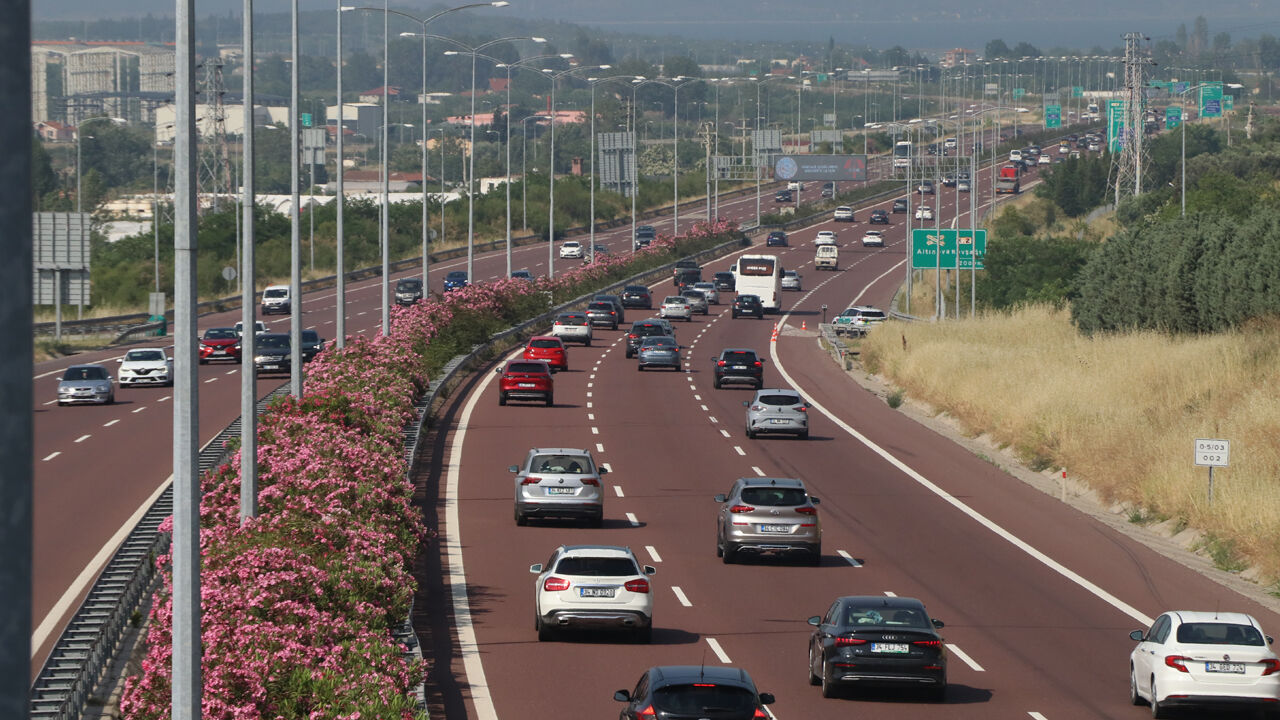 Bayram tatili dönüşü başladı: Osmangazi Köprüsü'nde yoğunluk oluştu! Bayram tatili dönüşü başladı: Osmangazi Köprüsü'nde yoğunluk oluştu! - 1. Resim