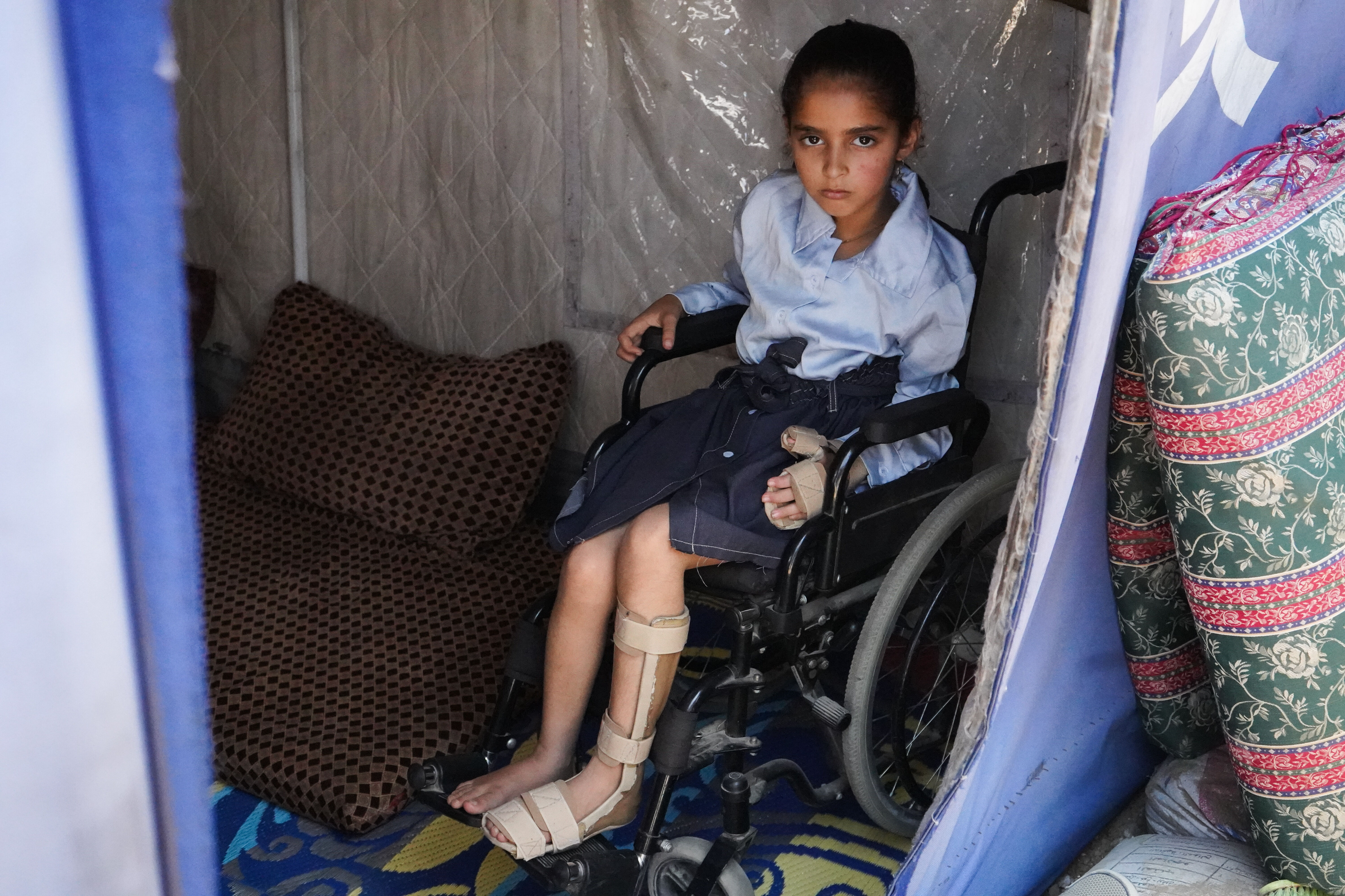 Çocukluğu bombalarla çalındı... Felç kalan Gazzeli Rihab'ın bitmeyen acısı!  Çocukluğu bombalarla çalındı... Felç kalan Gazzeli Rihab'ın bitmeyen acısı!