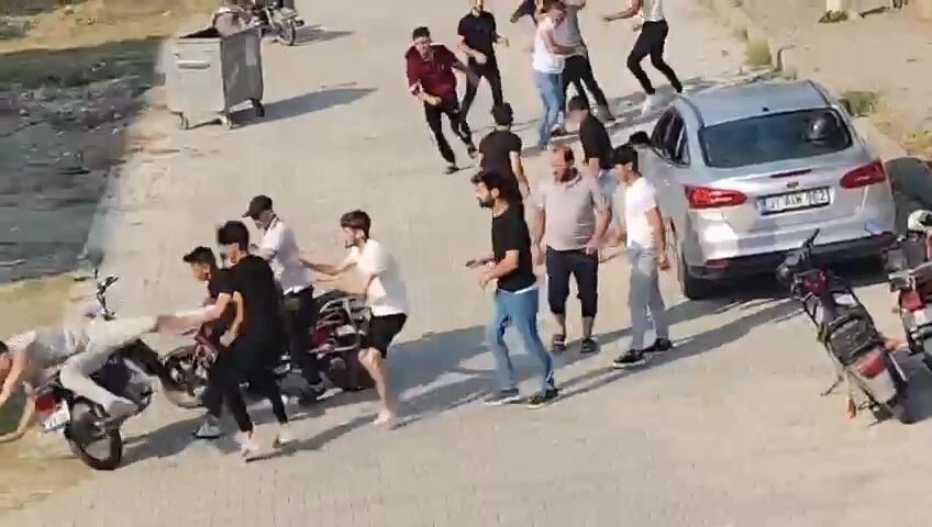 Derdiniz ne! Bayram günü ortalığı savaş alanına çevirdiler: 17 kişi acımadan saldırdı Derdiniz ne! Bayram günü ortalığı savaş alanına çevirdiler: 17 kişi acımadan saldırdı - 2. Resim