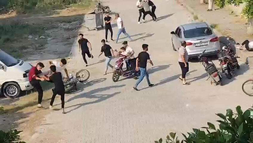 Derdiniz ne! Bayram günü ortalığı savaş alanına çevirdiler: 17 kişi acımadan saldırdı Derdiniz ne! Bayram günü ortalığı savaş alanına çevirdiler: 17 kişi acımadan saldırdı - 1. Resim