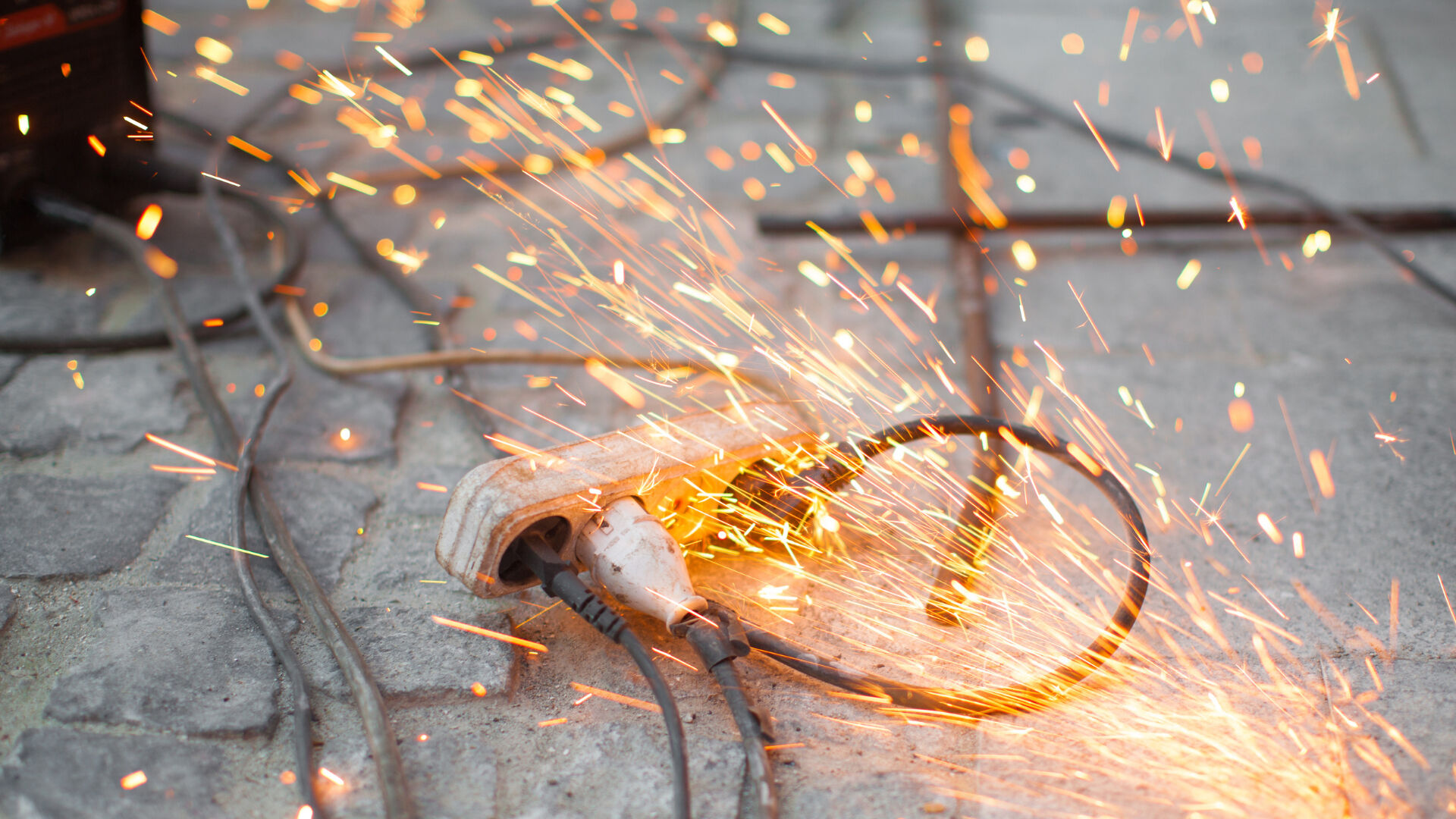 Elektrik çarpmasını önlemek için ne yapmalı? 10 kural ile elektrik çarpmasını engelleyin! Elektrik çarpmasını önlemek için ne yapmalı? 10 kural ile elektrik çarpmasını engelleyin! - 3. Resim