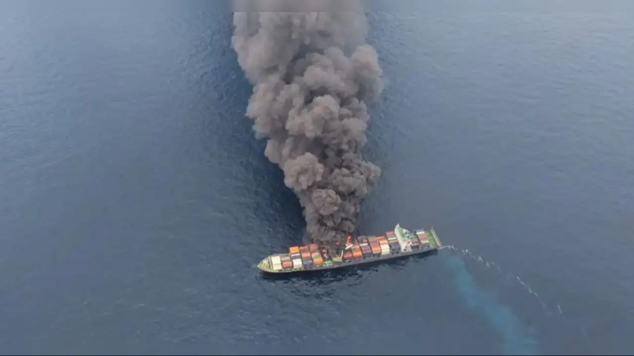 Kerala açıklarında dehşet: Patlama sonrası gemi alev topuna döndü! 4 mürettebat kayboldu Kerala açıklarında dehşet: Patlama sonrası gemi alev topuna döndü! 4 mürettebat kayboldu