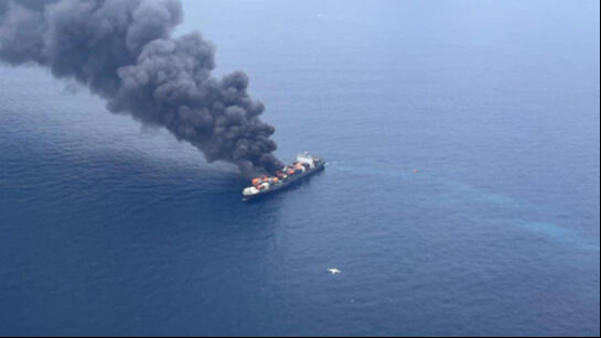 Kerala açıklarında dehşet: Patlama sonrası gemi alev topuna döndü! 4 mürettebat kayboldu Kerala açıklarında dehşet: Patlama sonrası gemi alev topuna döndü! 4 mürettebat kayboldu - 1. Resim