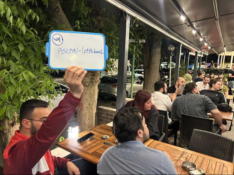 Kurtlar Vadisi tutkunları Üsküdar’a koştu! Gram altın detayı dikkat çekti Kurtlar Vadisi tutkunları Üsküdar’a koştu! Gram altın detayı dikkat çekti - 2. Resim