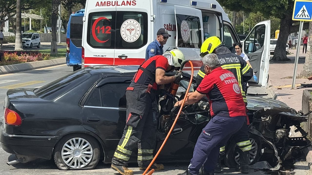 Mersin&#039;de otomobil motosikletlere çarptı: Yaralılar var