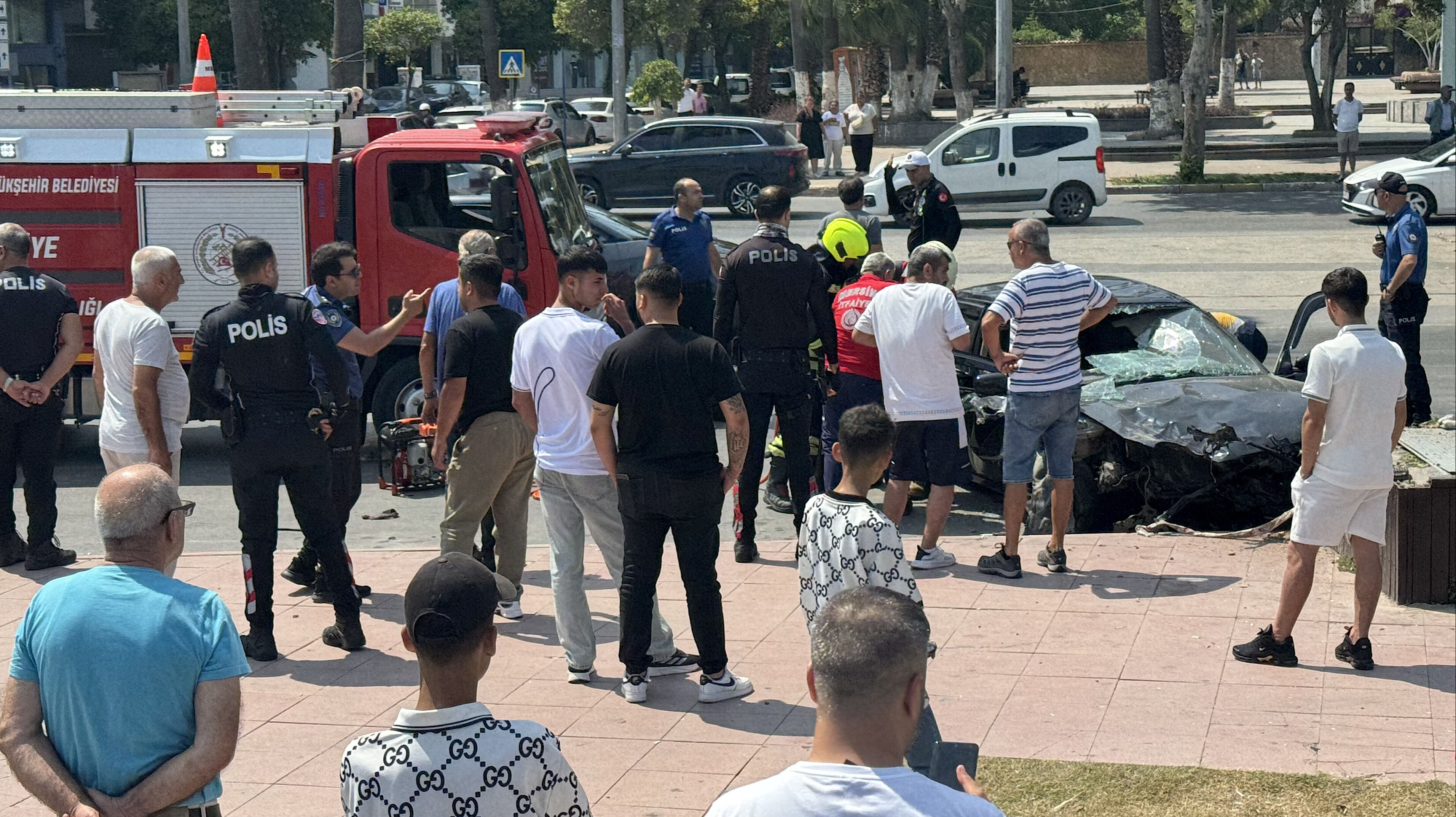 Mersin'de otomobil motosikletlere çarptı: Yaralılar var Mersin'de otomobil motosikletlere çarptı: Yaralılar var - 1. Resim