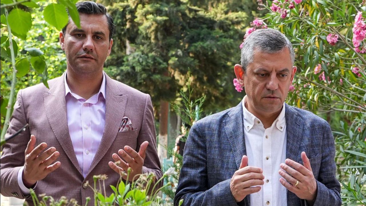Özgür Özel'den Ferdi Zeyrek'e acı veda: Nasıl anlatılır bir kardeşin gidişi? Özgür Özel'den Ferdi Zeyrek'e acı veda: Nasıl anlatılır bir kardeşin gidişi?
