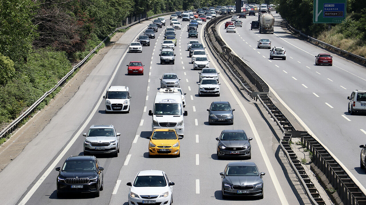 Tatilin ardından 'direksiyon' mesaisi: Trafik haritası kırmızıya boyandı! Dönüyorlar... Tatilin ardından 'direksiyon' mesaisi: Trafik haritası kırmızıya boyandı! Dönüyorlar... - 1. Resim