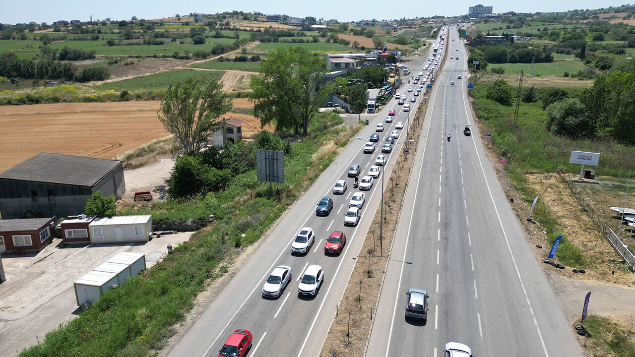 Tatilin ardından 'direksiyon' mesaisi: Trafik haritası kırmızıya boyandı! Dönüyorlar... Tatilin ardından 'direksiyon' mesaisi: Trafik haritası kırmızıya boyandı! Dönüyorlar... - 1. Resim