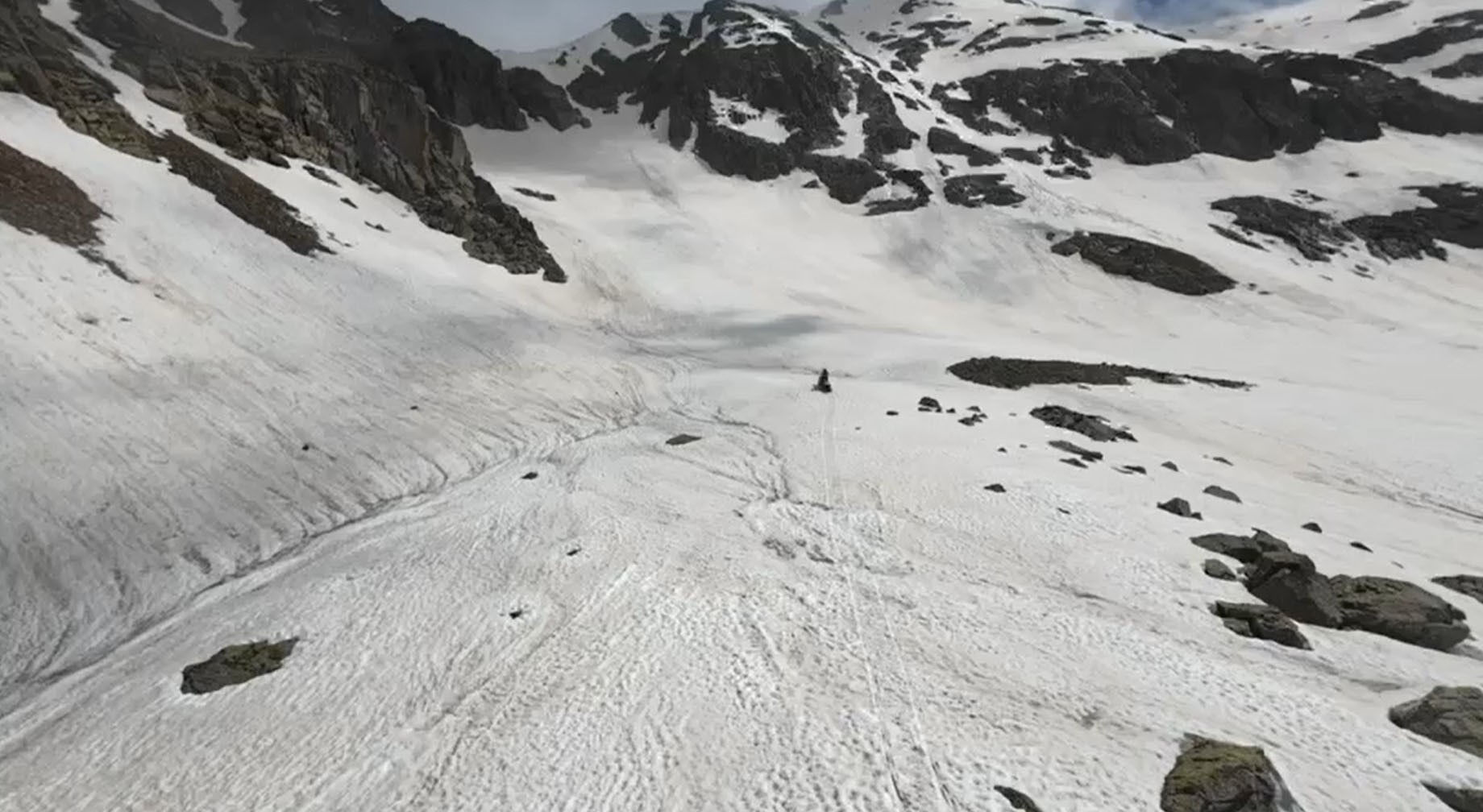 Türkiye'de nadir rastlanan bir doğa harikası! Haziran ayında ‘karda kayak' keyfi yaptılar - 1. Resim