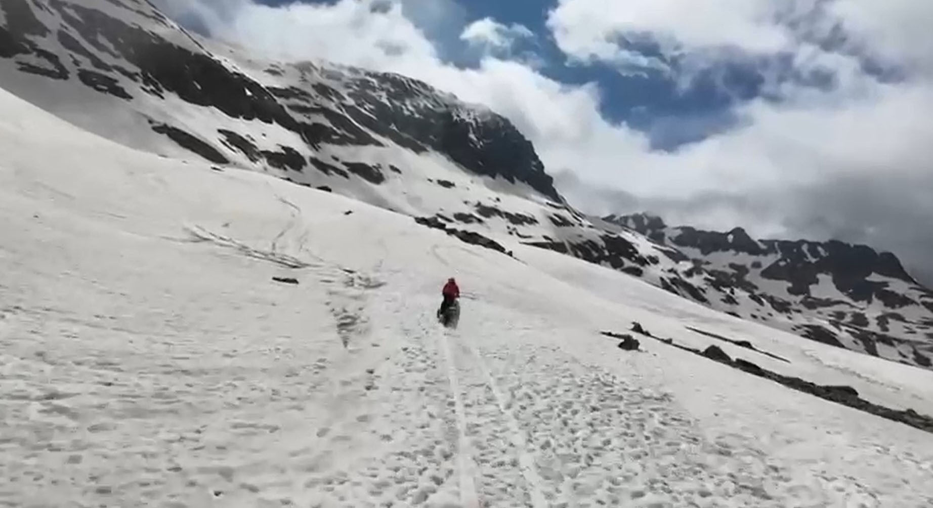 Türkiye'de nadir rastlanan bir doğa harikası! Haziran ayında ‘karda kayak' keyfi yaptılar - 2. Resim