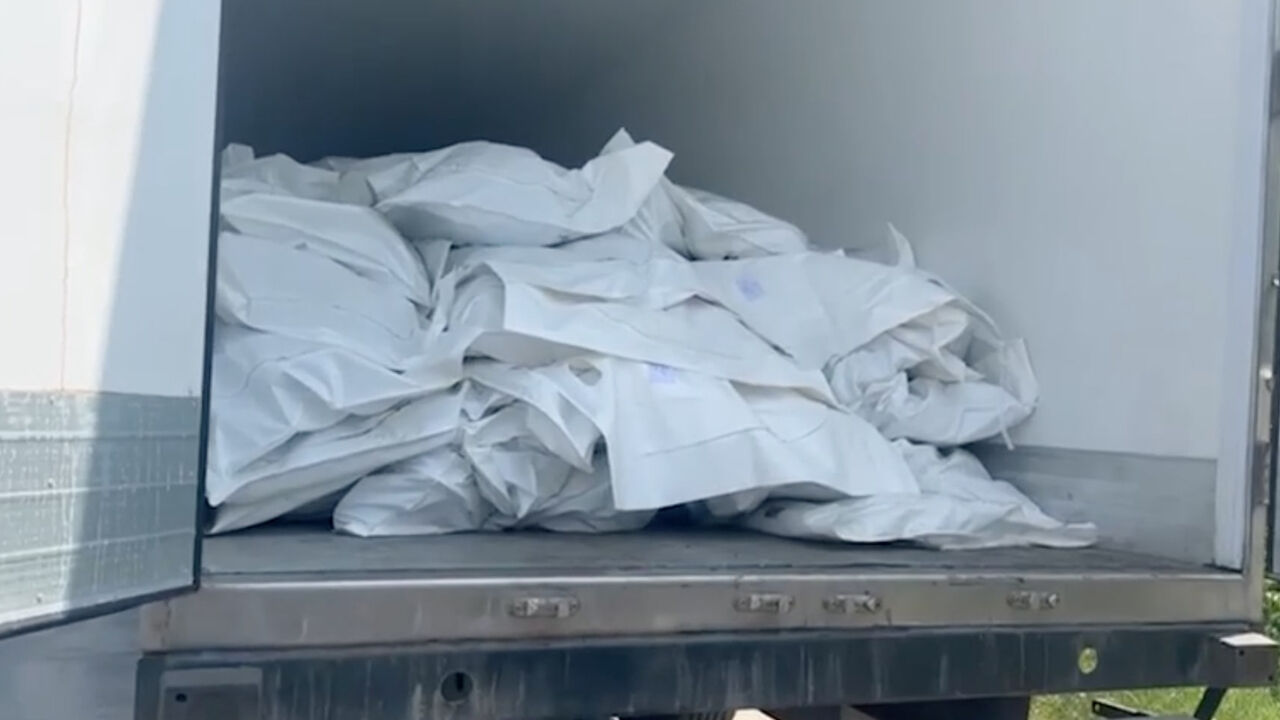 Un çuvalı değil asker cesetleri! Sayıları binleri buldu, kamyona yüklenip gönderiliyor... Un çuvalı değil asker cesetleri! Sayıları binleri buldu, kamyona yüklenip gönderiliyor... - 1. Resim