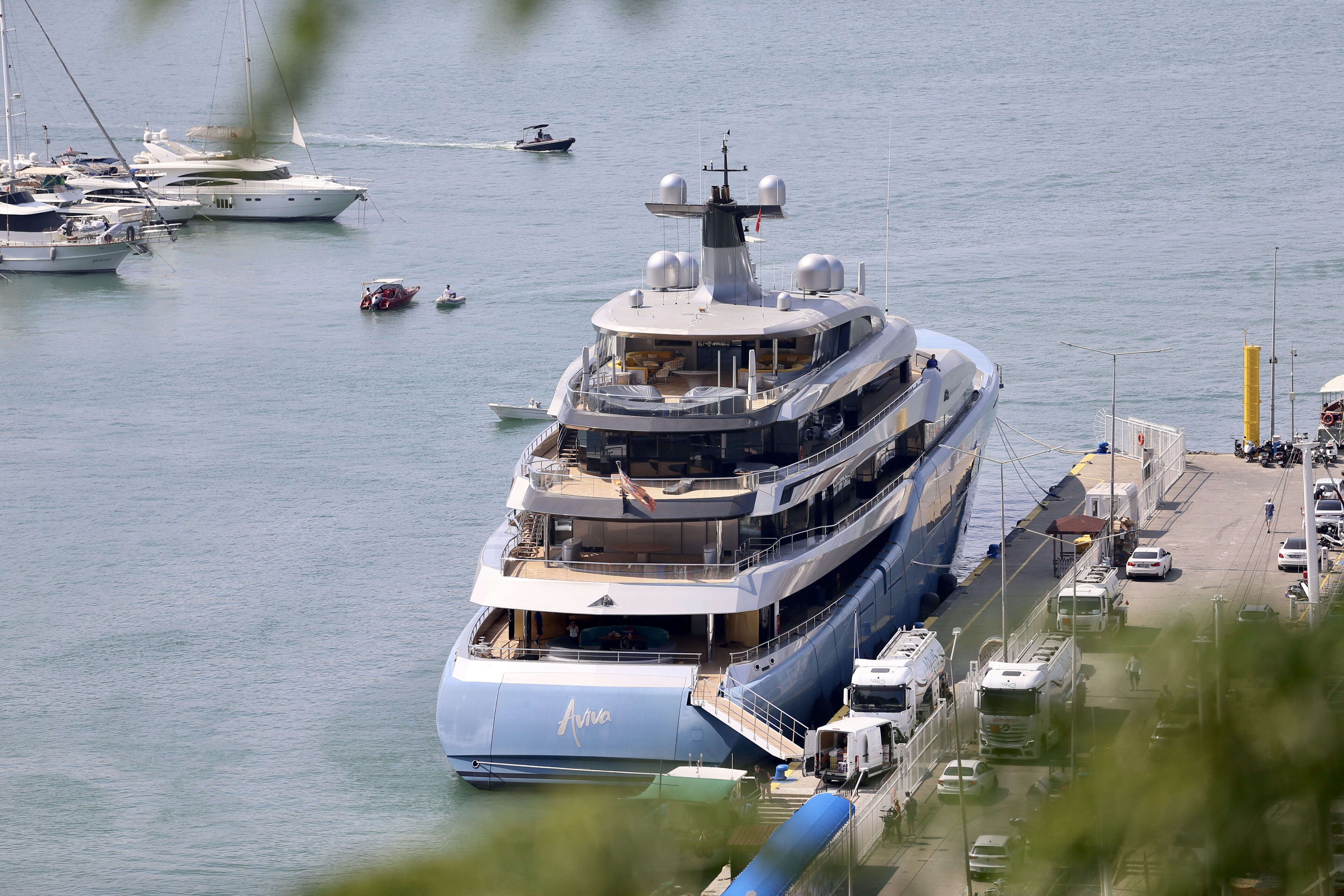 25 &ccedil;alışanı var, 4 katlı! L&uuml;ks mega yat Fethiye'de - 2. Resim