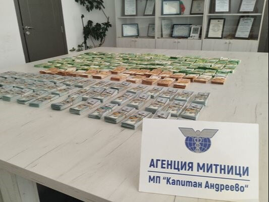 60 milyon lira değerinde! Türkiye'ye getirilirken sırt çantasında ele geçirildi 60 milyon lira değerinde! Türkiye'ye getirilirken sırt çantasında ele geçirildi - 1. Resim