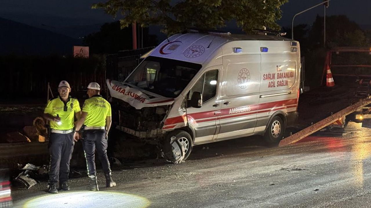 Bursa'da feci kaza: Ambulans ile otomobil kafa kafaya çarpıştı! Bursa'da feci kaza: Ambulans ile otomobil kafa kafaya çarpıştı!