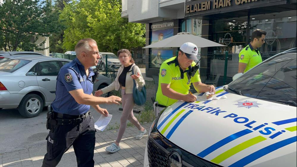 Eskişehir'de faciaya ramak kala: Dehşet anı kamerada! 5 kat fazla alkollü çıktı, kameraya isyan etti Eskişehir'de faciaya ramak kala: Dehşet anı kamerada! 5 kat fazla alkollü çıktı, kameraya isyan etti - 2. Resim