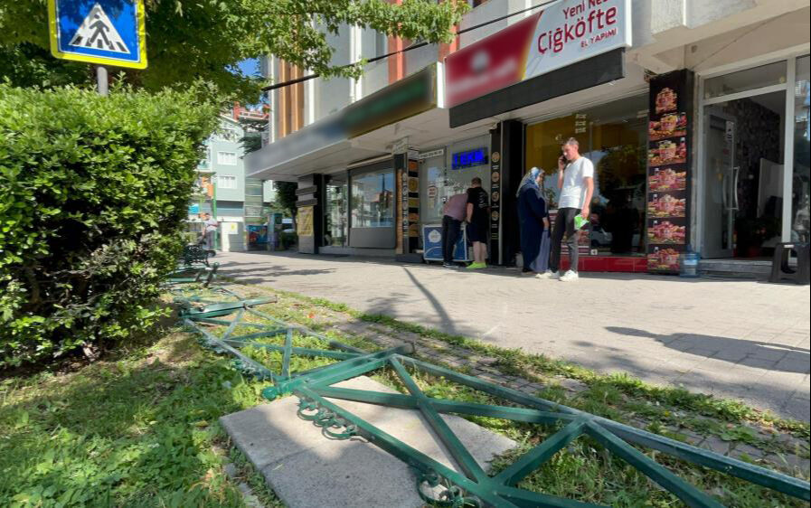 Eskişehir'de faciaya ramak kala: Dehşet anı kamerada! 5 kat fazla alkollü çıktı, kameraya isyan etti Eskişehir'de faciaya ramak kala: Dehşet anı kamerada! 5 kat fazla alkollü çıktı, kameraya isyan etti - 1. Resim