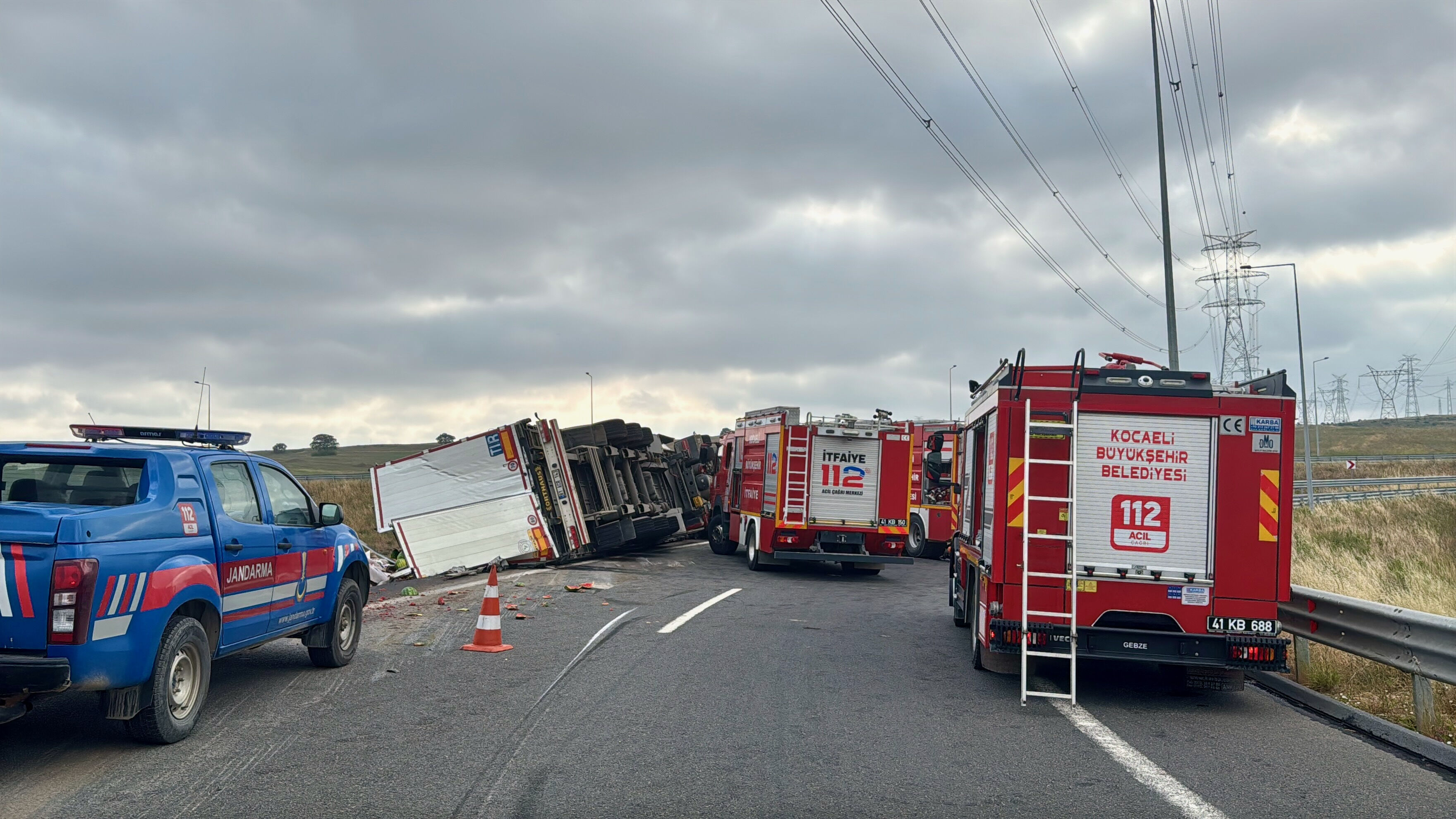 Feci kaza! Kocaeli'de karpuz yüklü tır devrildi: 1 ölü, 3 yaralı Feci kaza! Kocaeli'de karpuz yüklü tır devrildi: 1 ölü, 3 yaralı - 1. Resim