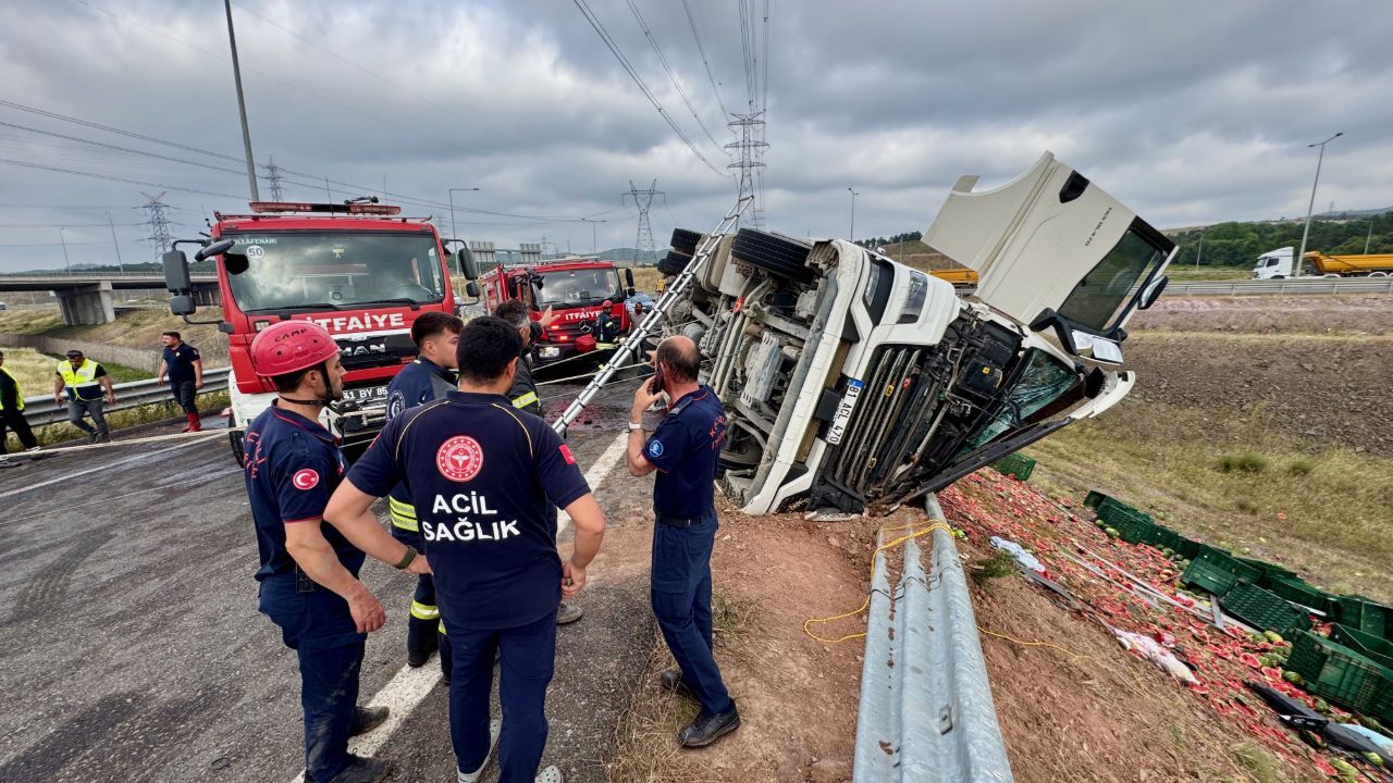 Feci kaza! Kocaeli'de karpuz yüklü tır devrildi: 1 ölü, 3 yaralı Feci kaza! Kocaeli'de karpuz yüklü tır devrildi: 1 ölü, 3 yaralı