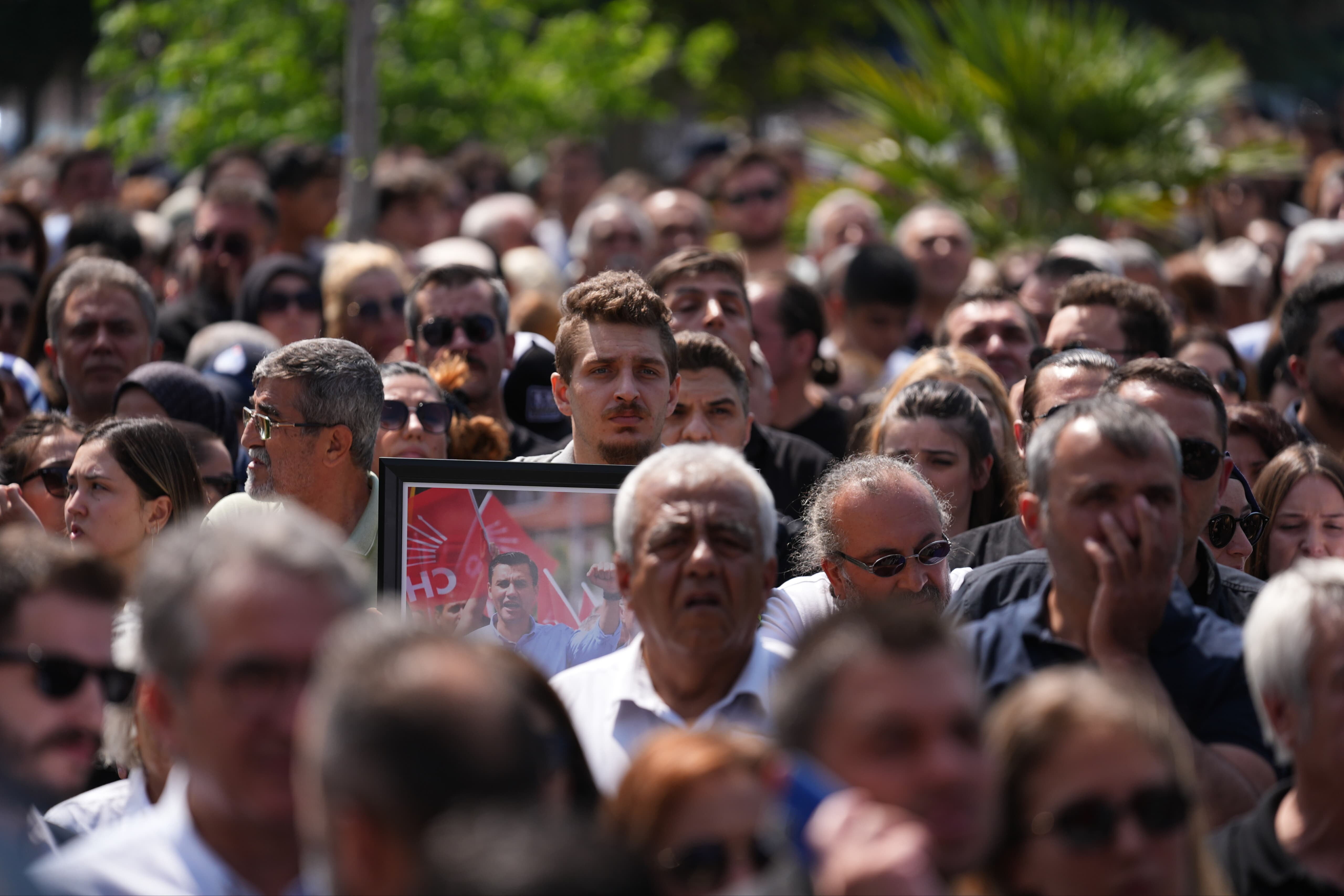 Ferdi Zeyrek cenaze törenine kimler katıldı? Manisa Büyükşehir Belediye Başkanı Ferdi Zeyrek son yolculuğuna uğurlandı Ferdi Zeyrek cenaze törenine kimler katıldı? Manisa Büyükşehir Belediye Başkanı Ferdi Zeyrek son yolculuğuna uğurlandı - 2. Resim