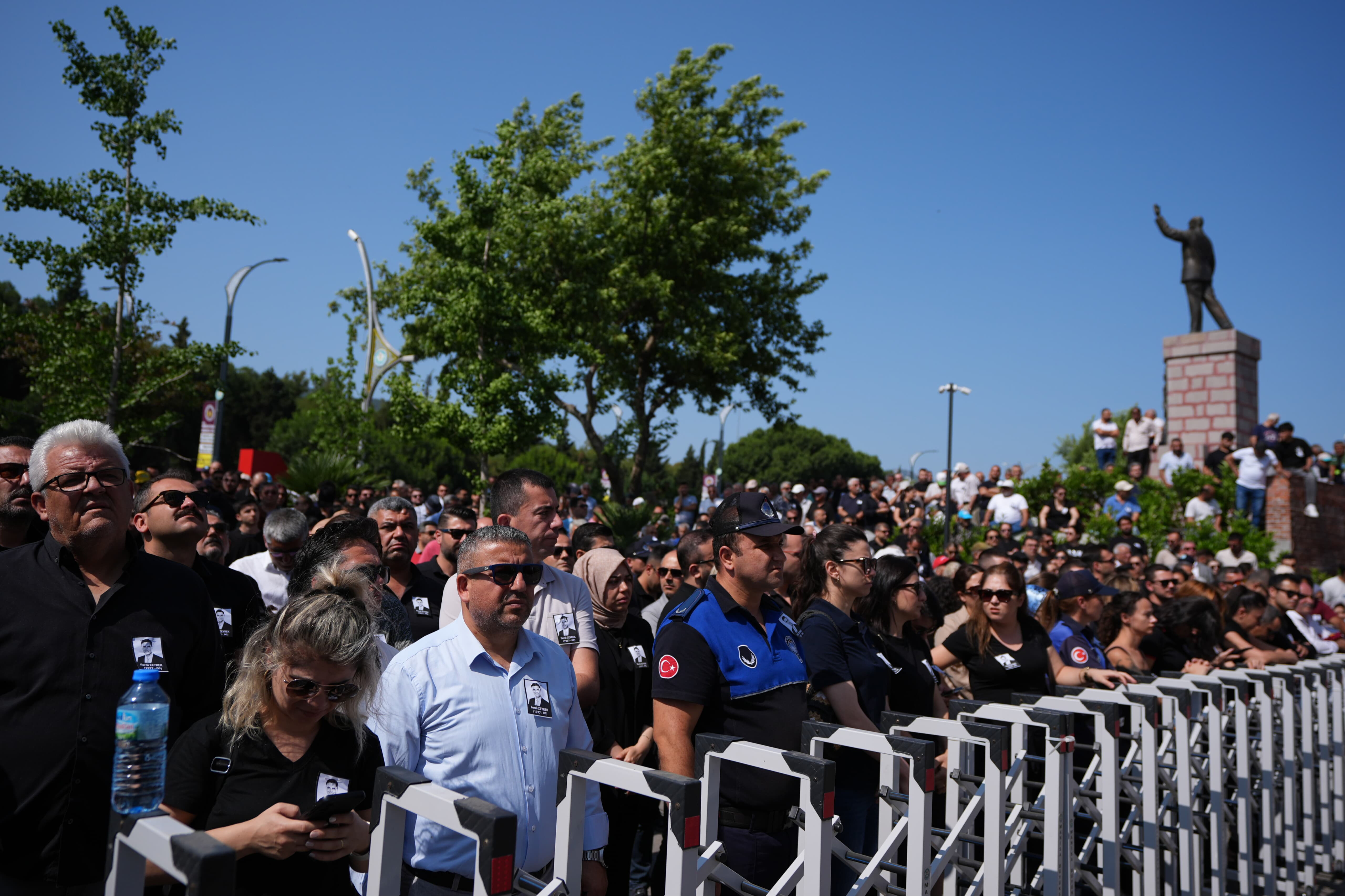 Ferdi Zeyrek cenaze törenine kimler katıldı? Manisa Büyükşehir Belediye Başkanı Ferdi Zeyrek son yolculuğuna uğurlandı Ferdi Zeyrek cenaze törenine kimler katıldı? Manisa Büyükşehir Belediye Başkanı Ferdi Zeyrek son yolculuğuna uğurlandı - 1. Resim