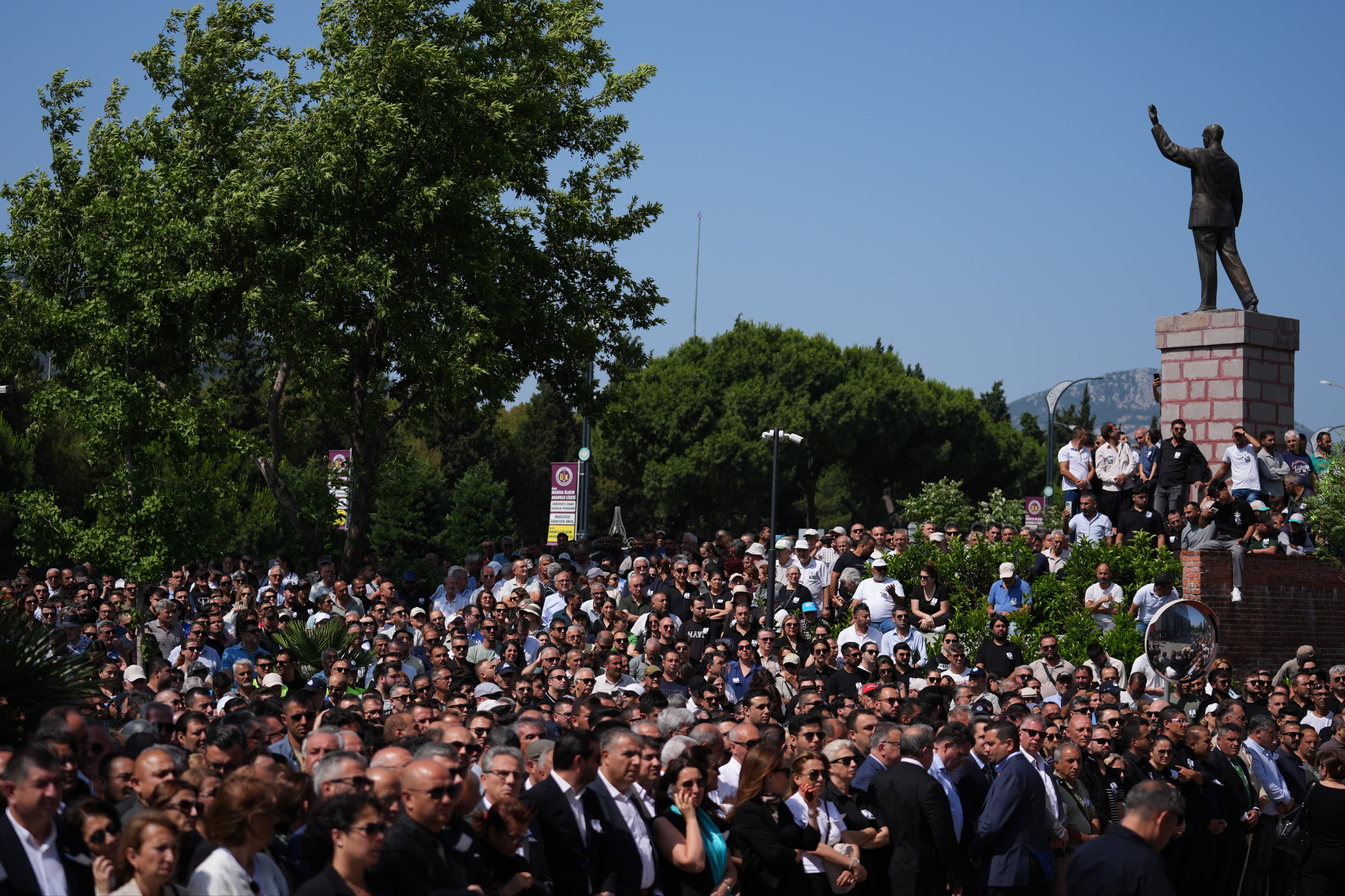 Ferdi Zeyrek cenaze törenine kimler katıldı? Manisa Büyükşehir Belediye Başkanı Ferdi Zeyrek son yolculuğuna uğurlandı Ferdi Zeyrek cenaze törenine kimler katıldı? Manisa Büyükşehir Belediye Başkanı Ferdi Zeyrek son yolculuğuna uğurlandı - 3. Resim