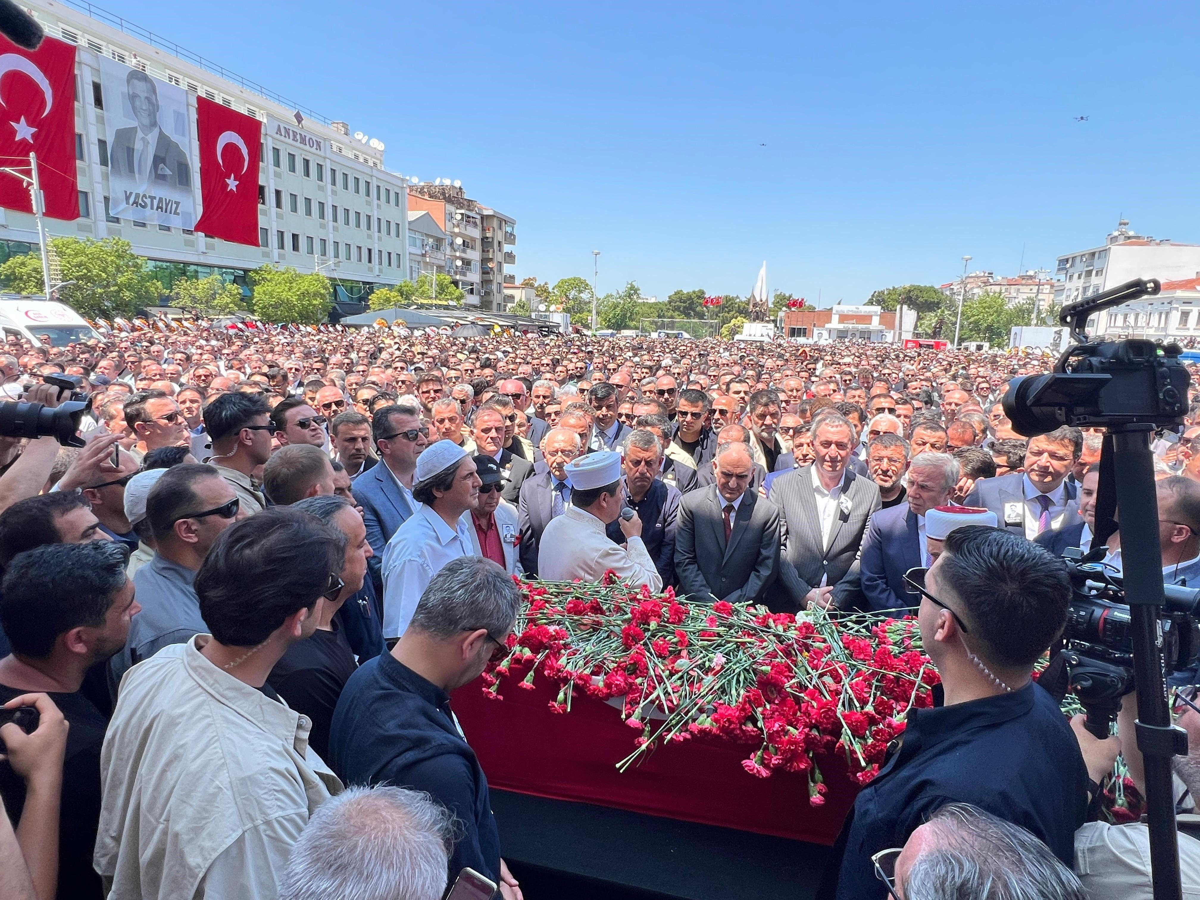 Ferdi Zeyrek'in cenazesinde dikkat çeken isim: Ünlü oyuncu oradaydı... Ferdi Zeyrek'in cenazesinde dikkat çeken katılım: Ünlü oyuncu oradaydı... - 1. Resim