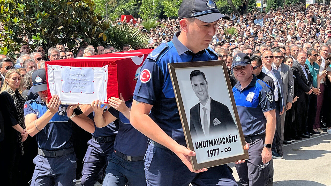 Ferdi Zeyrek'in cenazesinde herkes yutkundu... Acılı eş gözyaşlarına boğuldu: Sözümü tutacağım Ferdi Zeyrek'in cenazesinde herkes yutkundu... Acılı eş gözyaşlarına boğuldu: Sözümü tutacağım - 2. Resim