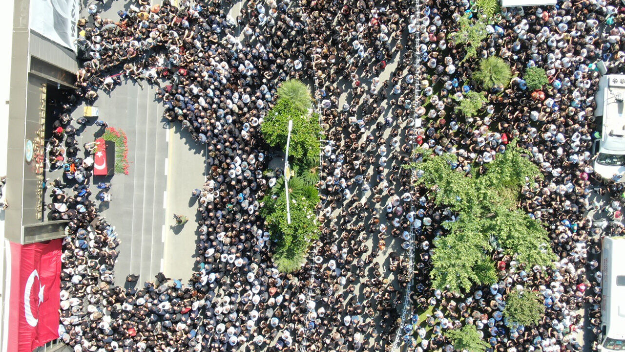 Ferdi Zeyrek'in cenazesinde herkes yutkundu... Acılı eş gözyaşlarına boğuldu: Sözümü tutacağım Ferdi Zeyrek'in cenazesinde herkes yutkundu... Acılı eş gözyaşlarına boğuldu: Sözümü tutacağım - 5. Resim